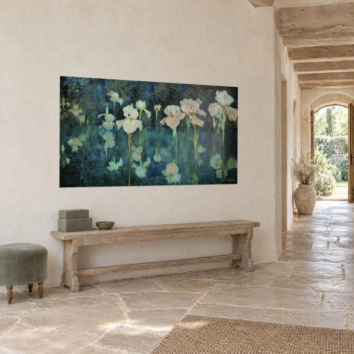 Cuadro iris crema de pétalos rosados y tallos verdes, reflejos difuminados en agua turquesa, sobre una pared de piedra clara