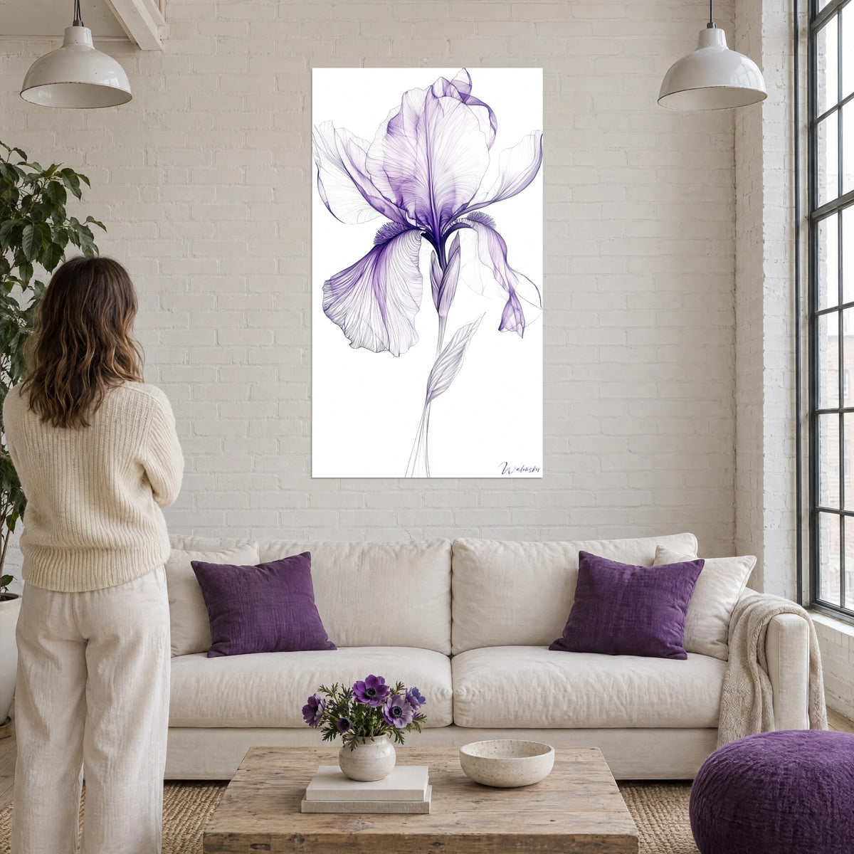 Tableau iris à barbe en lignes violettes sur fond blanc, pétales translucides, au-dessus d'un canapé dans un salon lumineux