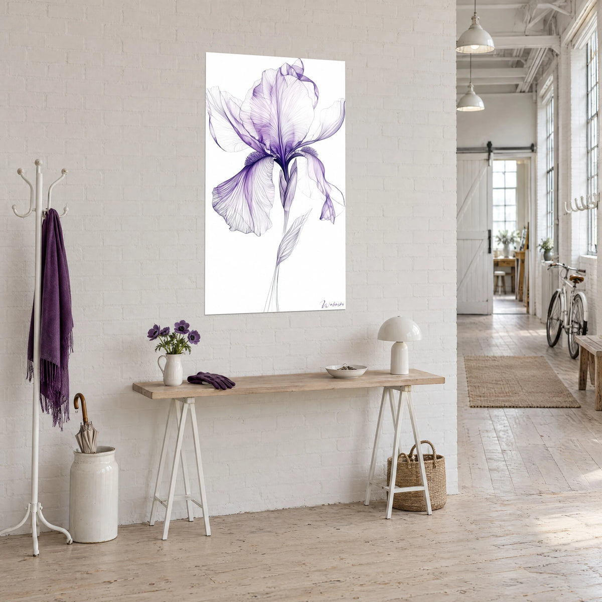 Tableau fleur d'iris aux pétales veinés mauve et prune, tige fine, accrochée près d'une console en bois dans un loft d'artiste
