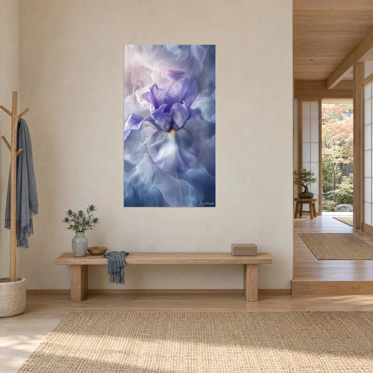 Cuadro flor de iris morada veteada en negro, corazón dorado, bruma azul acero, vista de tres cuartos, banco de madera y pasillo japandi