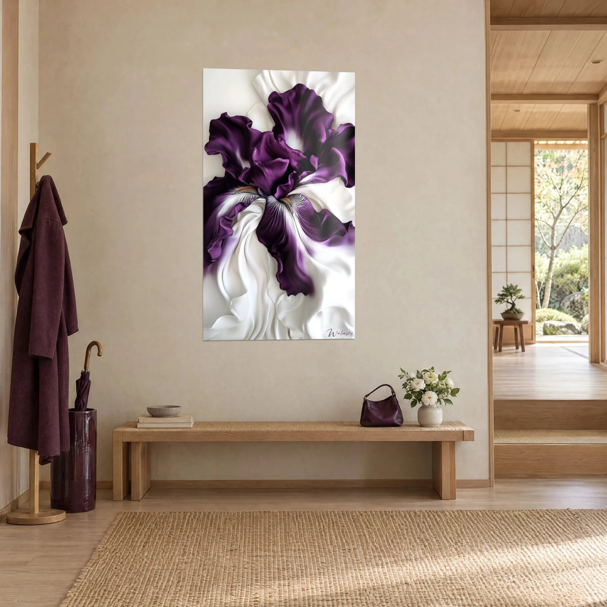 Gemälde Iris in tiefem Violett und Elfenbein, gewellte Blütenblätter in Reliefoptik, Dreiviertelansicht in einem japandi Flur aus hellem Holz
