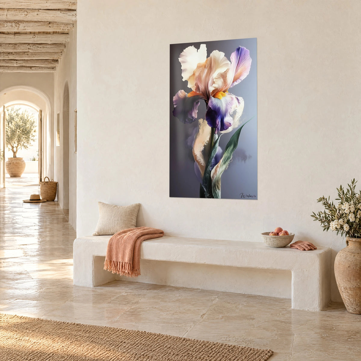 Tableau fleur d'iris pastel, pétales ivoire et abricot sur fond gris-bleu, accroché de trois-quarts dans un couloir voûté