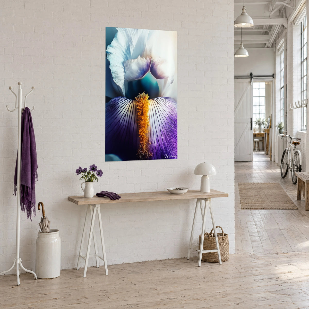Schilderij Irisbloem in close-up, witte bloembladen en turquoise hart op gestreept paars blad, opgehangen in een kunstenaarsloft