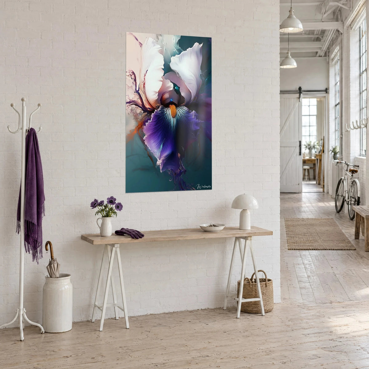 Tableau fleur d'iris géante, pétales ivoire et chute violette striée, mur de briques blanches d'un loft d'artiste, vue de trois-quarts