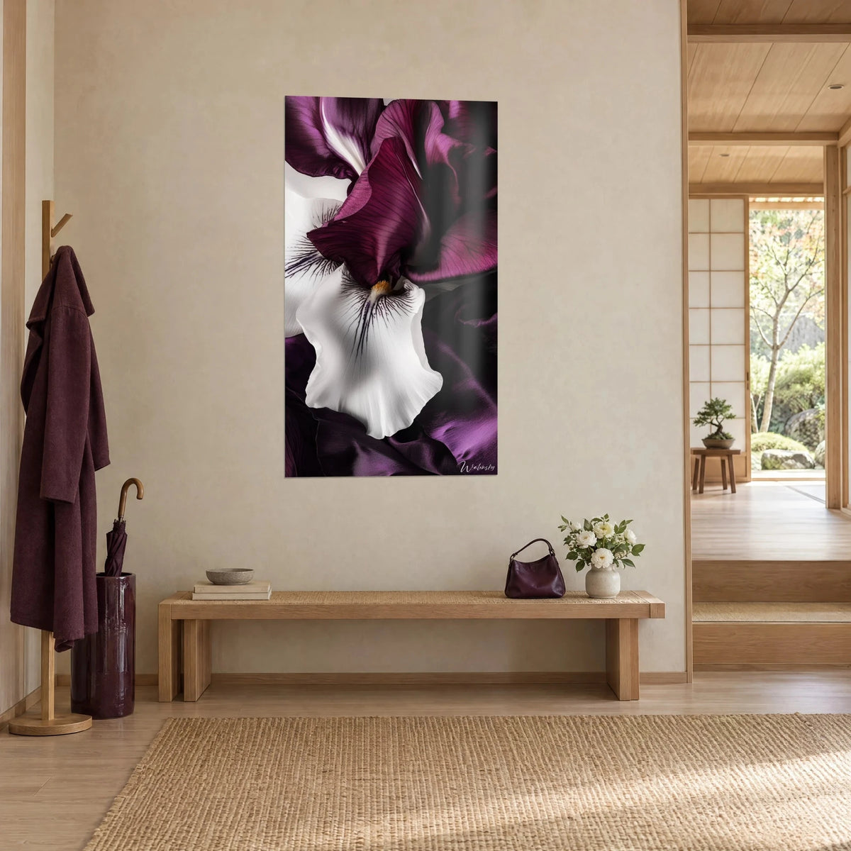 Schilderij irisbloem met zijden plooien, ivoorkleurige lip en okerkleurig hart op aubergine achtergrond, aan de muur van een japandi gang, driekwartaanzicht