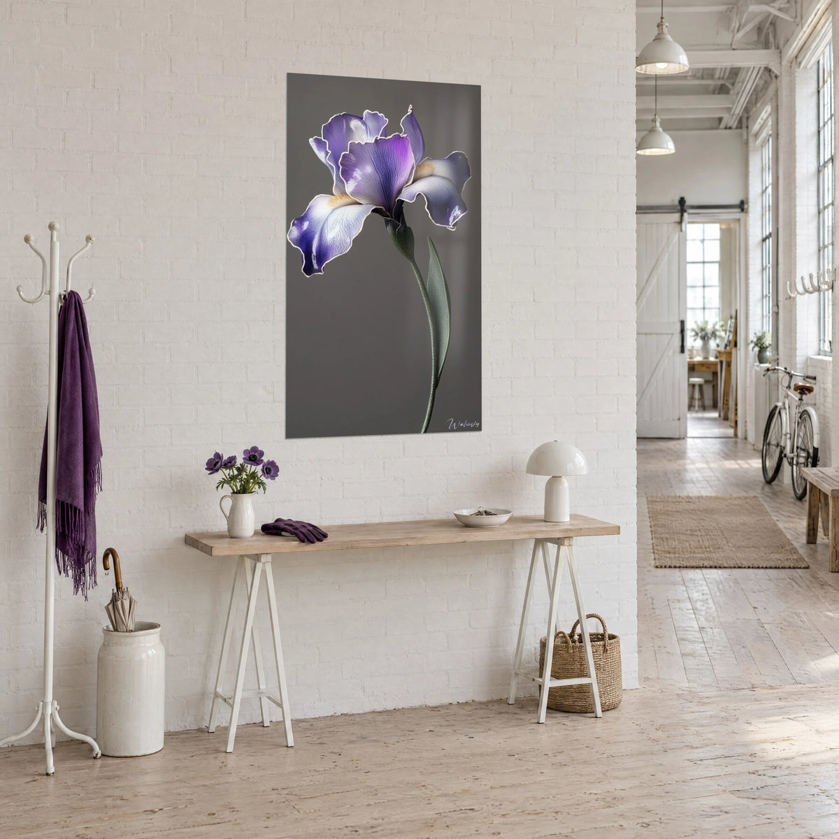 Tableau fleur d'iris pourpre et blanc, tige verte nervurée, accrochée au mur briques blanches d'un loft d'artiste