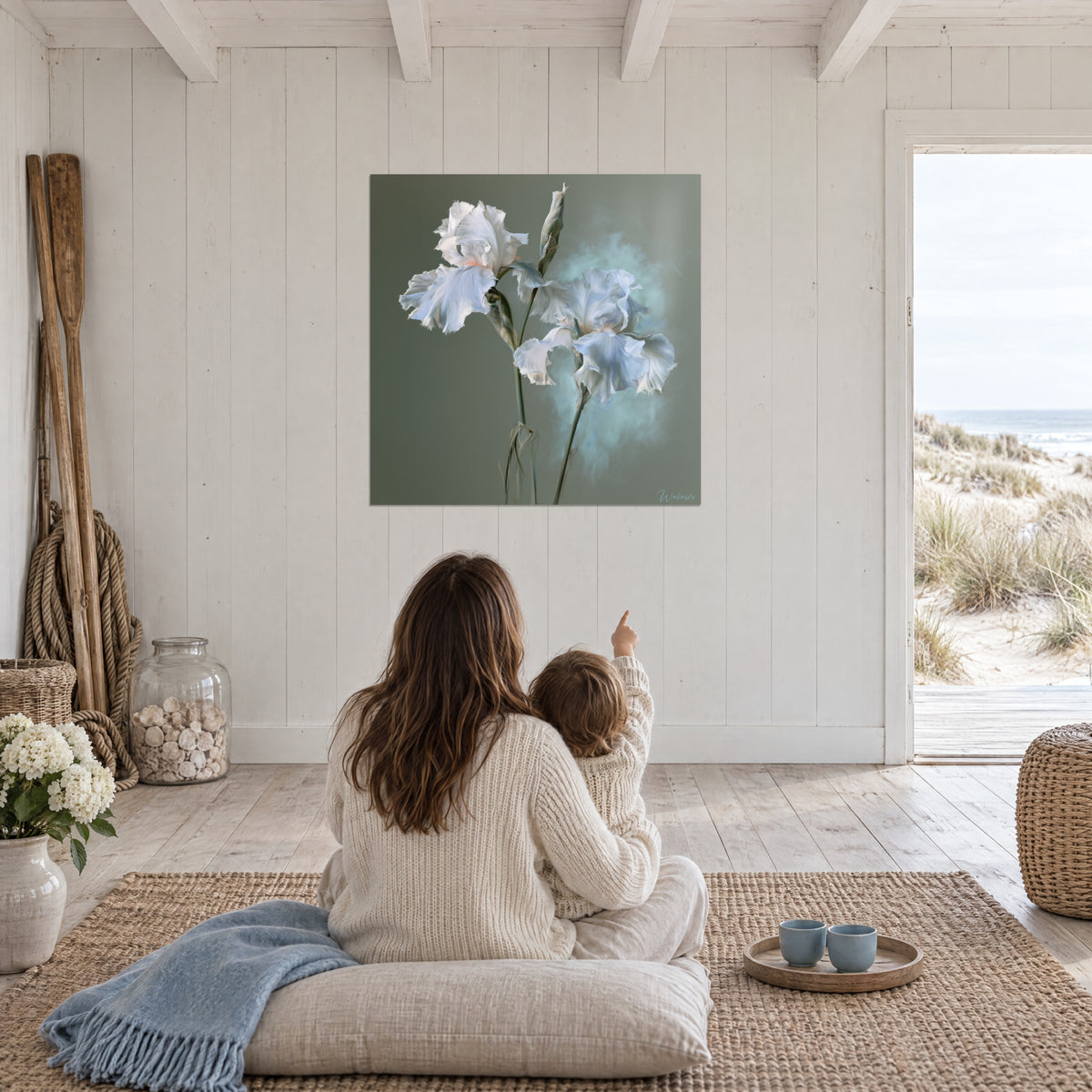 Schilderij irisbloemen met witte rimpels en turquoise blauwe wolk, tegenover een moeder en haar kind, huis in de duinen