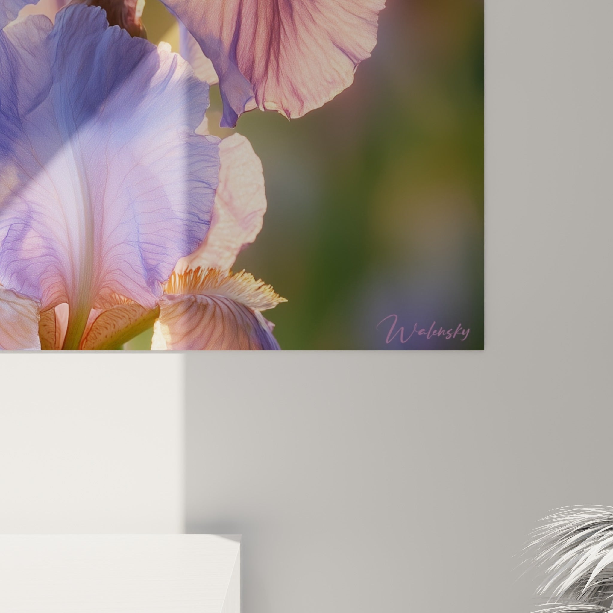 Détail de l'iris révélant le grain de l'impression, nervures violettes et touches orangées entrelacées