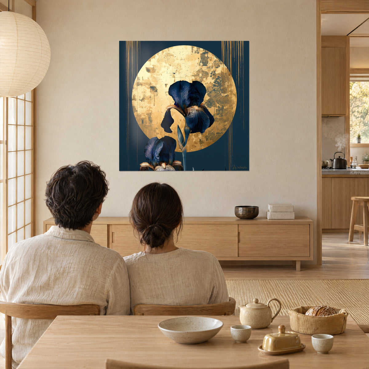 Cuadro gran iris nocturno frente a un astro dorado con motivos florales, azul profundo, salón revestido de madera con una pareja de espaldas