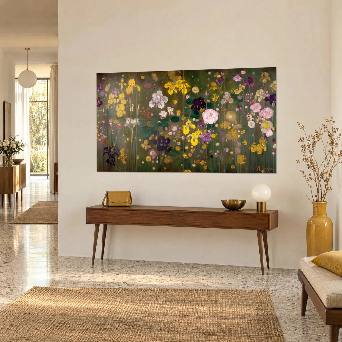 Quadro di giardino di iris dorati e viola, peonia rosa, foglie di ninfea smeraldo, su una consolle in legno, vista di tre quarti