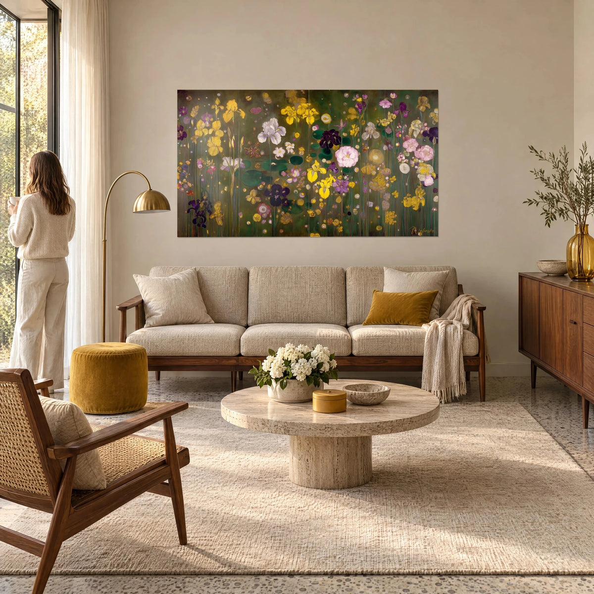 Quadro di iris gialli e malva su fondo verde oliva, ninfee scure, peonia rosa pallido, sopra un divano in un soggiorno luminoso
