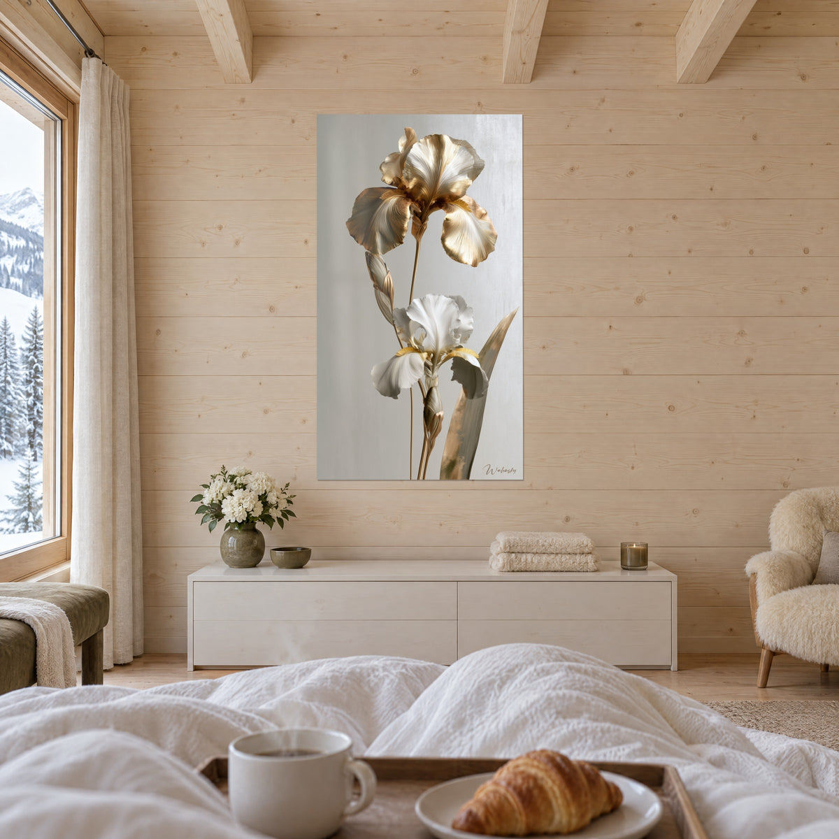 Cuadro de capullo floral marfil y dorados envejecidos, dos flores superpuestas, fondo plateado, sobre una cama en un dormitorio luminoso