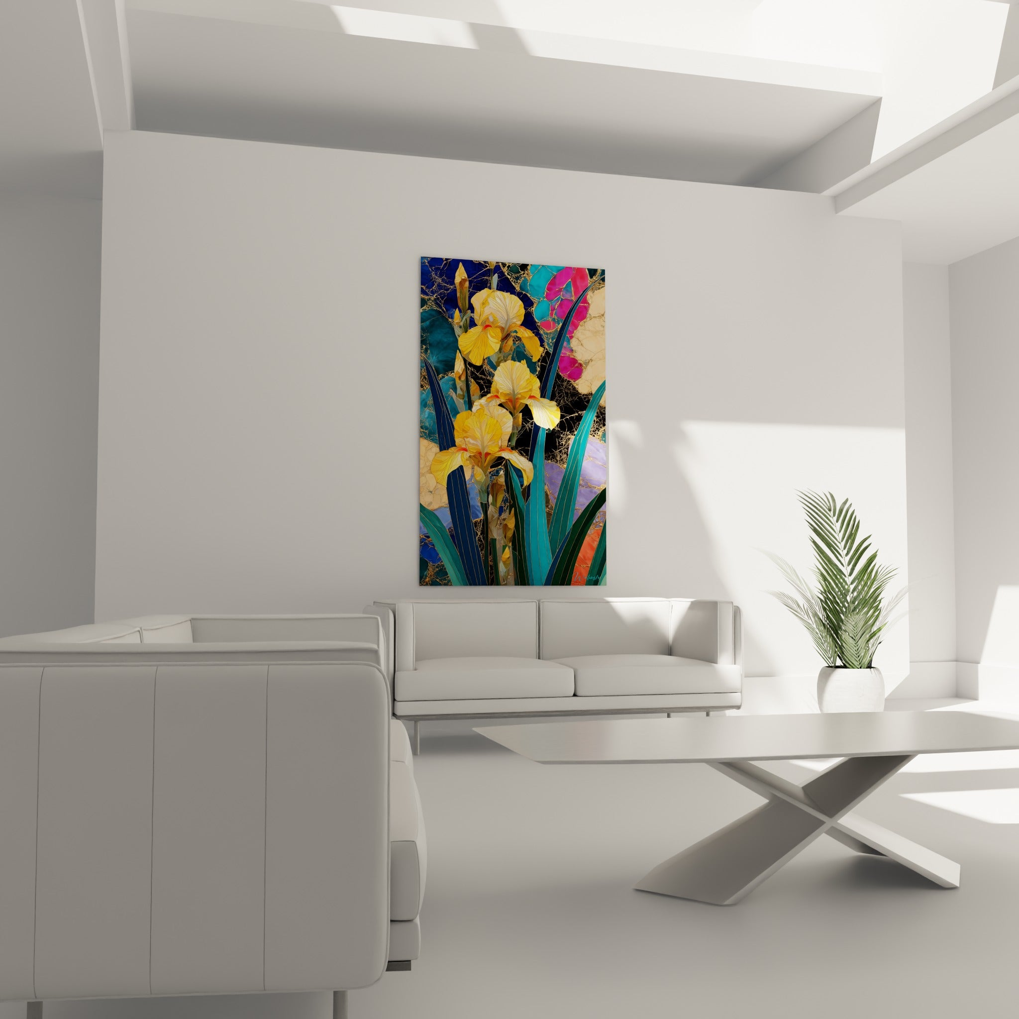 Bouquet d'iris orangés et fond craquelé bleu marine au-dessus d'un canapé dans un salon lumineux