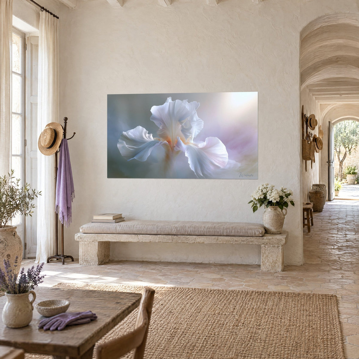 Schilderij van een parelmoerachtige irisbloem met crèmekleurige nerven, grijsblauwe en lila achtergrond, hangend aan de muur van een Provençaalse boerderij