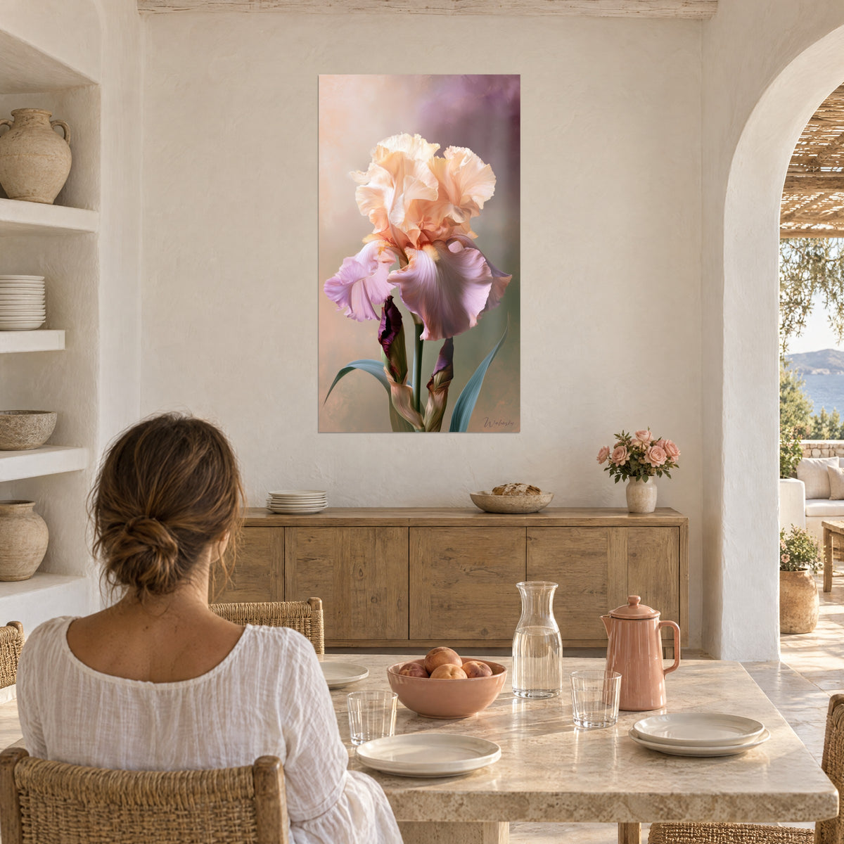 Quadro grande fiore ondulato arancio pallido e viola tenue, visto di spalle al tavolo, in una cucina mediterranea aperta