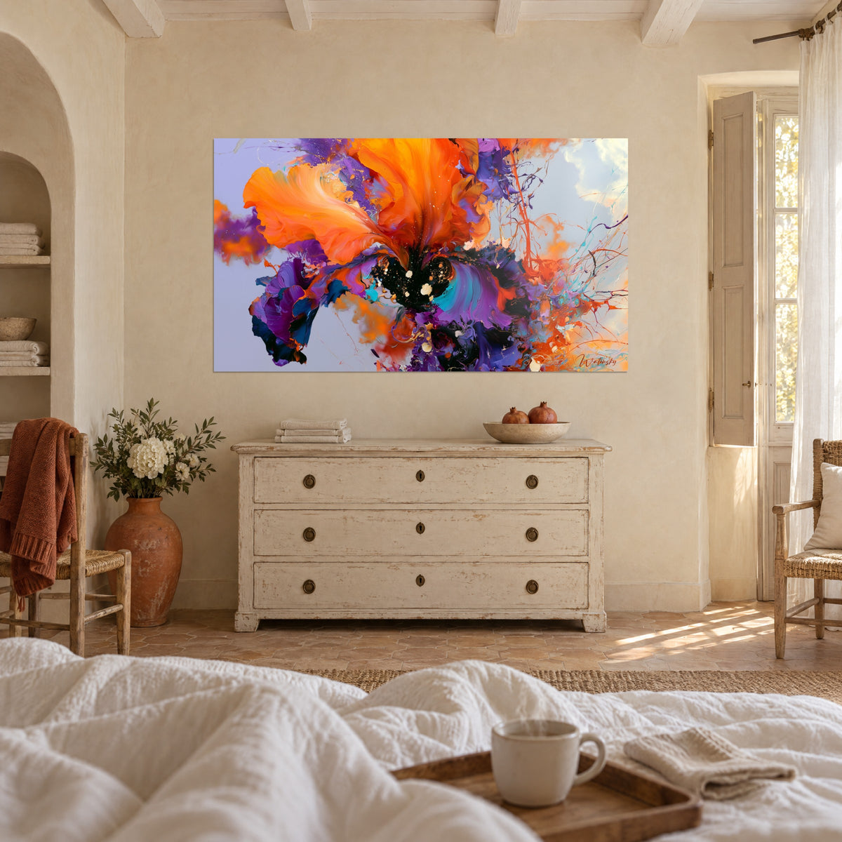 Schilderij koortsachtige bloei van mandarijn- en violette blaadjes, glinsterend zwart hart, boven een bed in een lichte slaapkamer