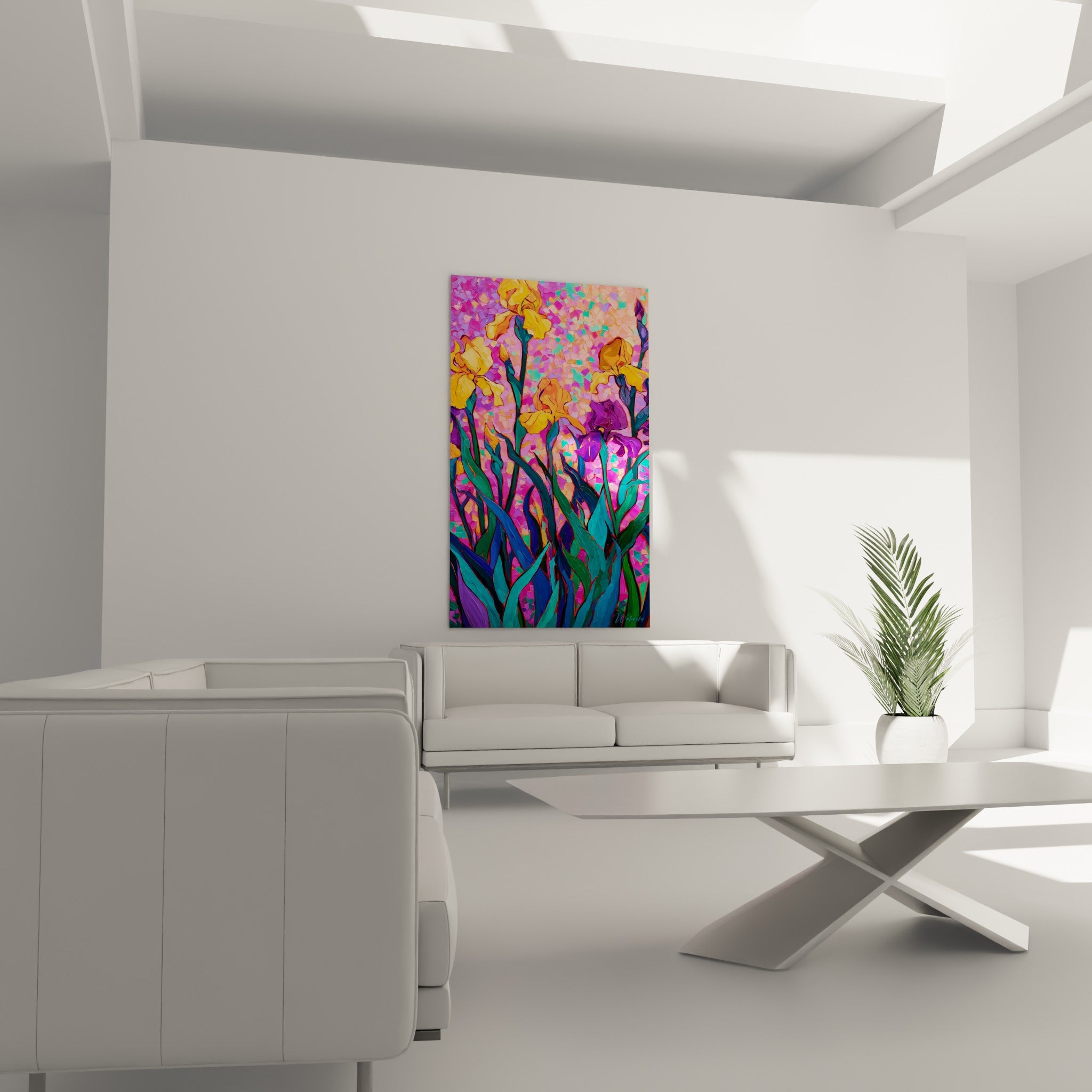 Bouquet d'iris orangés et turquoise disposé au-dessus d'un canapé dans un salon lumineux