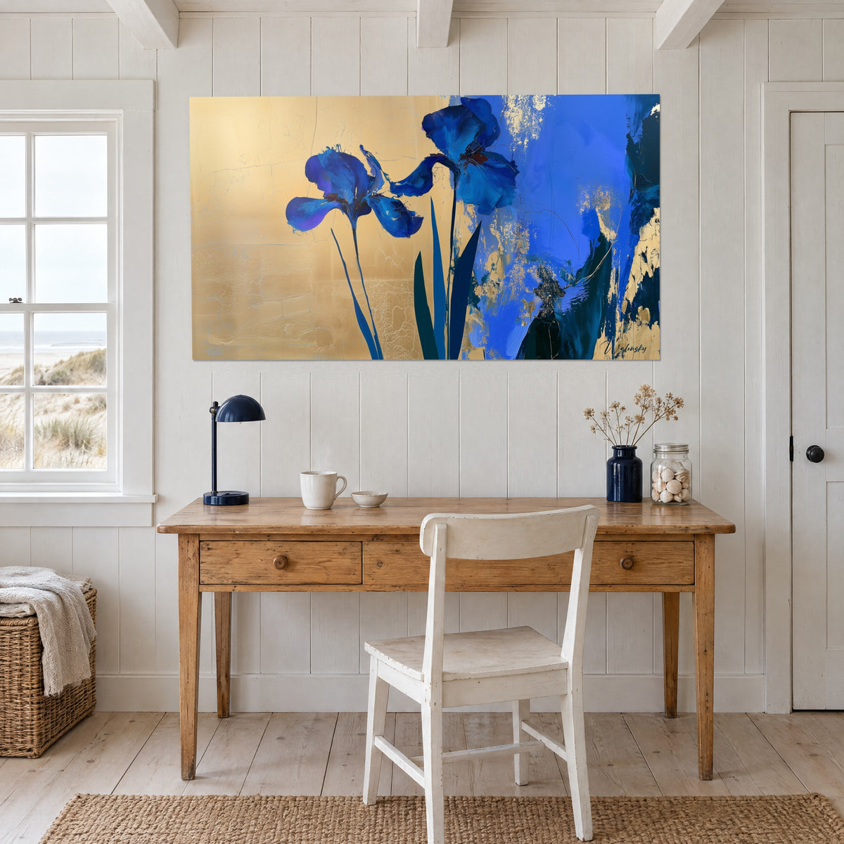 Tableau iris violet-bleu et touches rouille sur feuille d'or craquelée, accroché au-dessus d'un bureau en bois clair et d'une lampe
