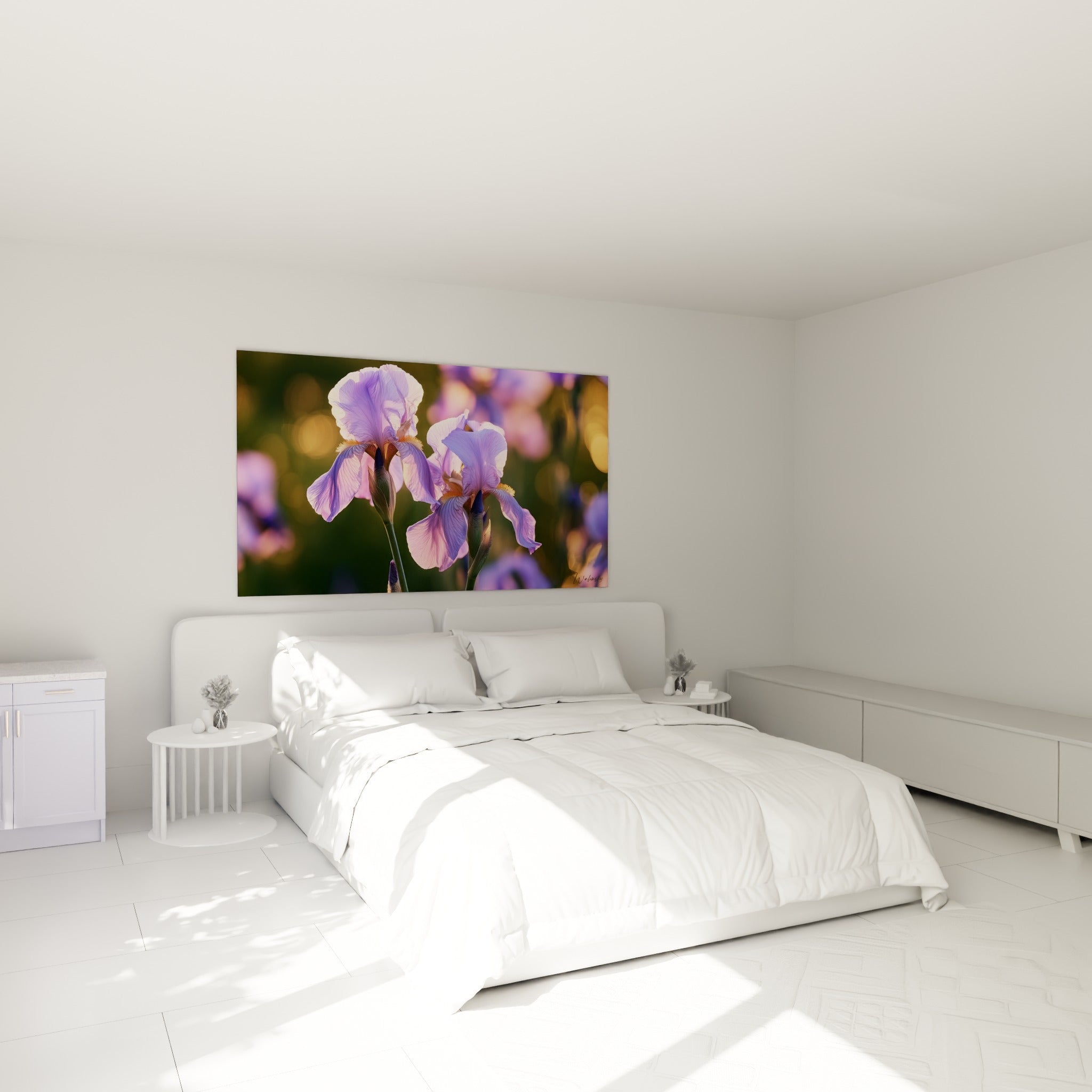 Fleurs d'iris pastel et dorées, accrochées au-dessus d'un lit dans une chambre claire
