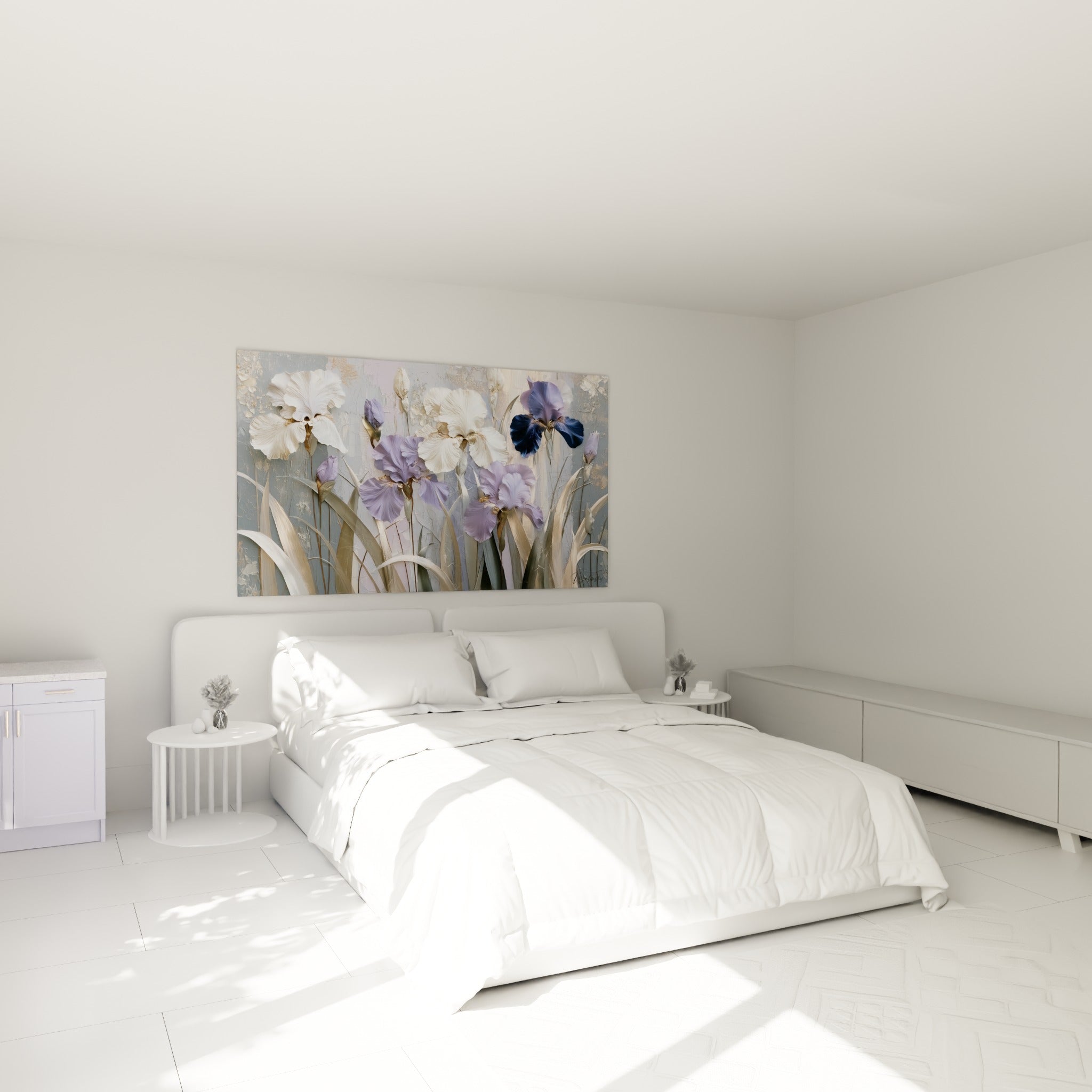 Bouquet d'iris mauves et blancs aux nervures dorées, au-dessus d'un lit dans une chambre claire
