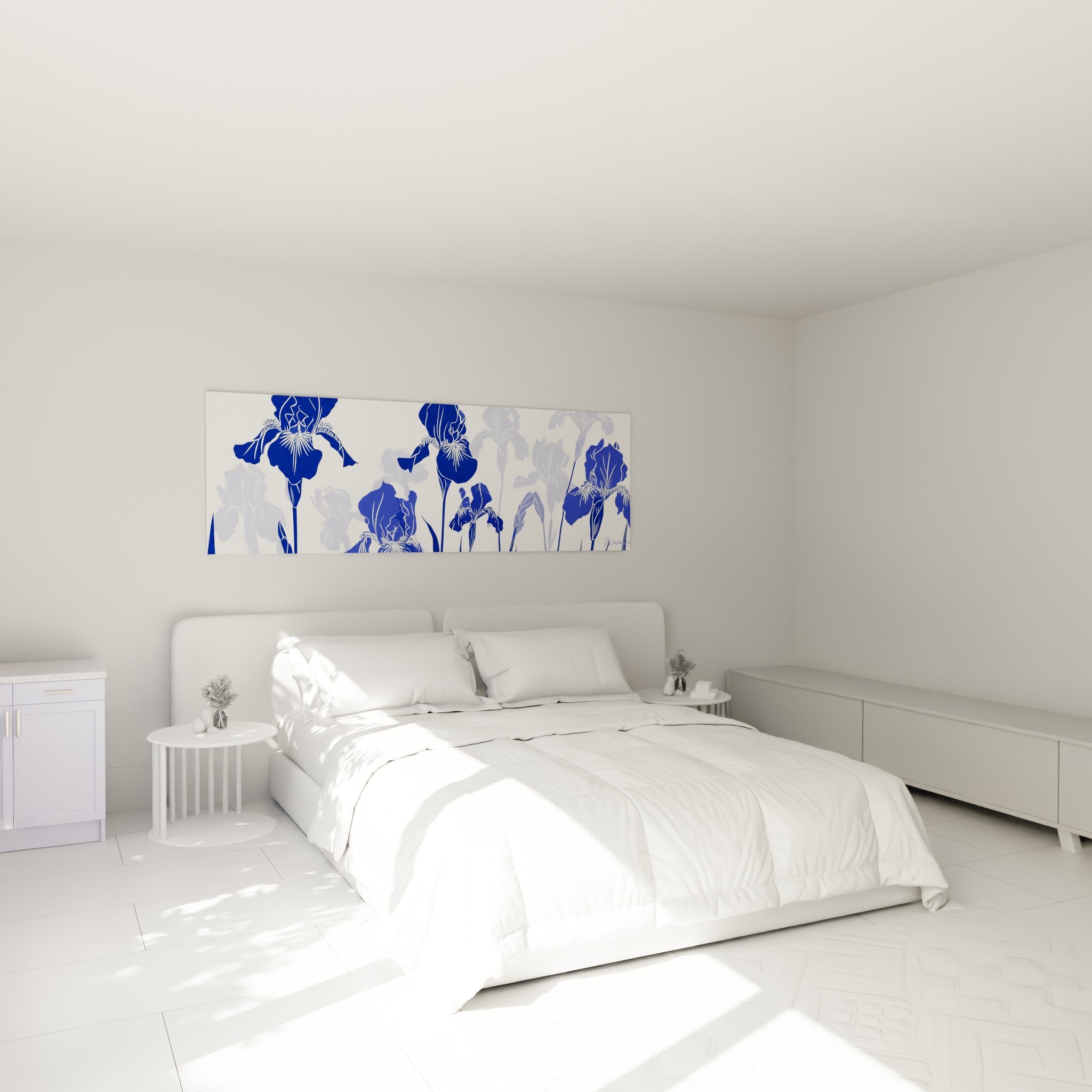 Fleurs iris bleu marine et bleu pastel disposées au-dessus d'un lit dans une chambre claire