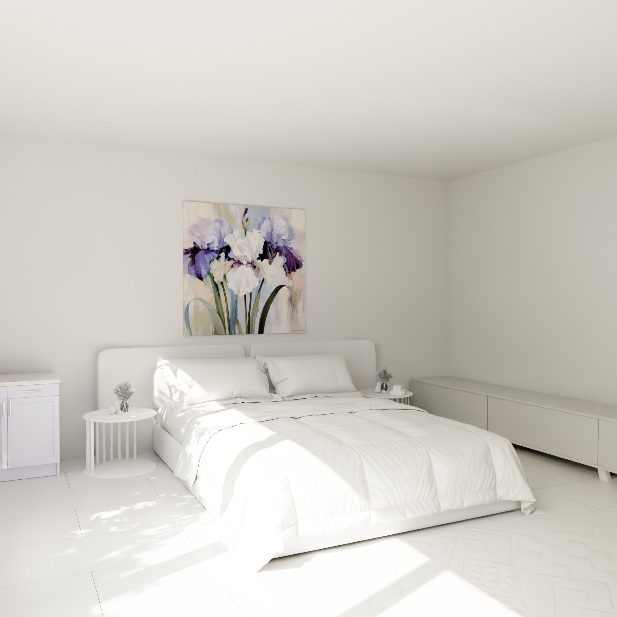Bouquet d'iris mauve et blanc au-dessus d'un lit dans une chambre claire