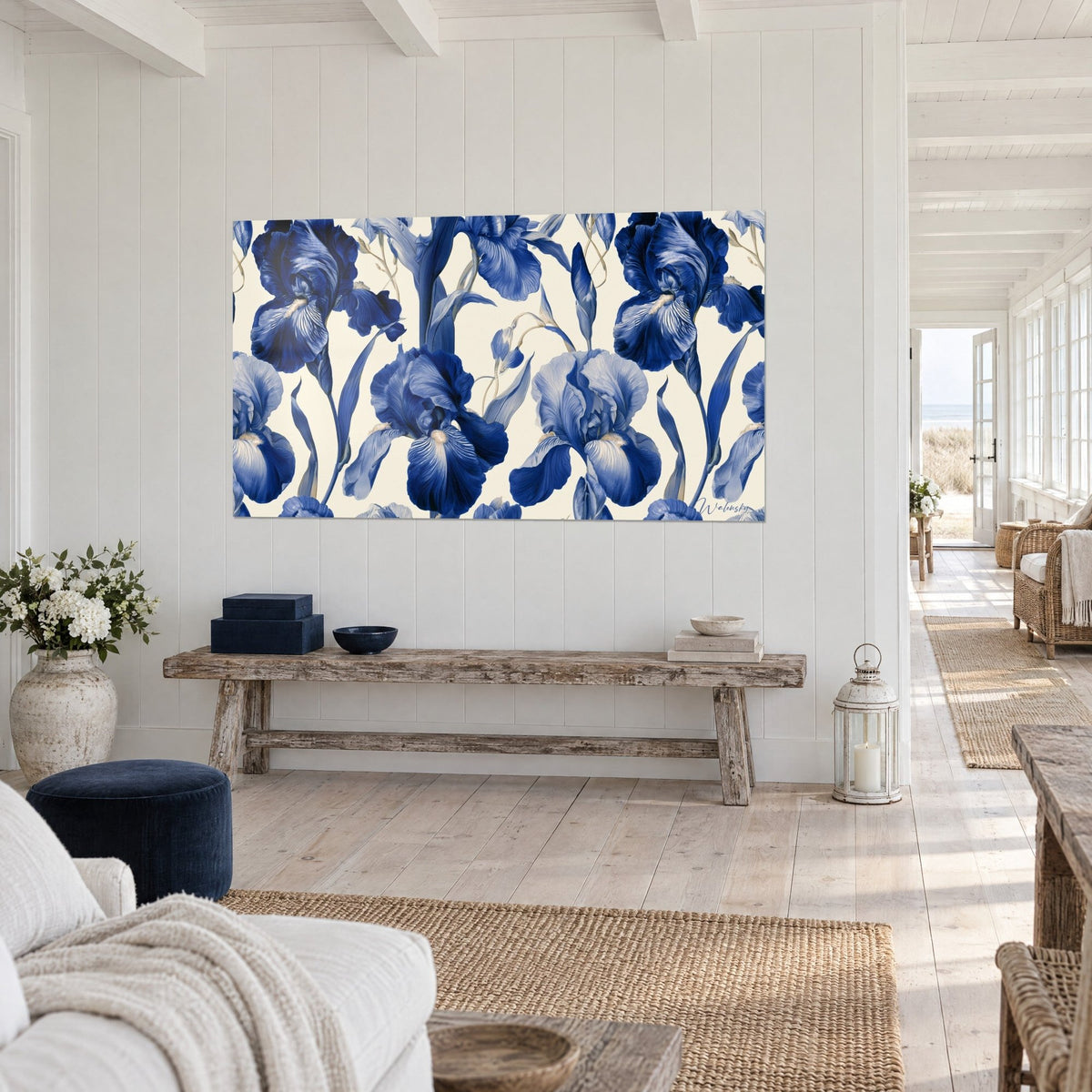 Cuadro jardín de porcelana con iris índigo y marfil, visto de tres cuartos sobre una pared blanca con paneles de madera, banco de madera rústica