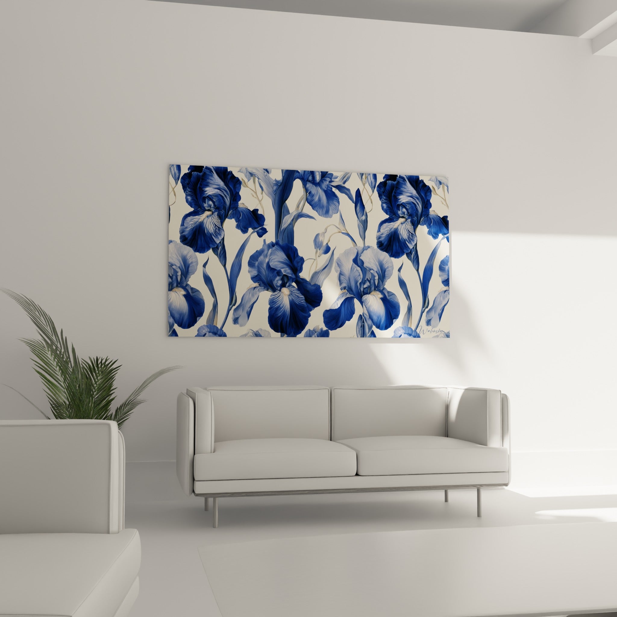 Motif floral iris bleu marine et bleu pastel accroché au-dessus d'un canapé dans un salon lumineux