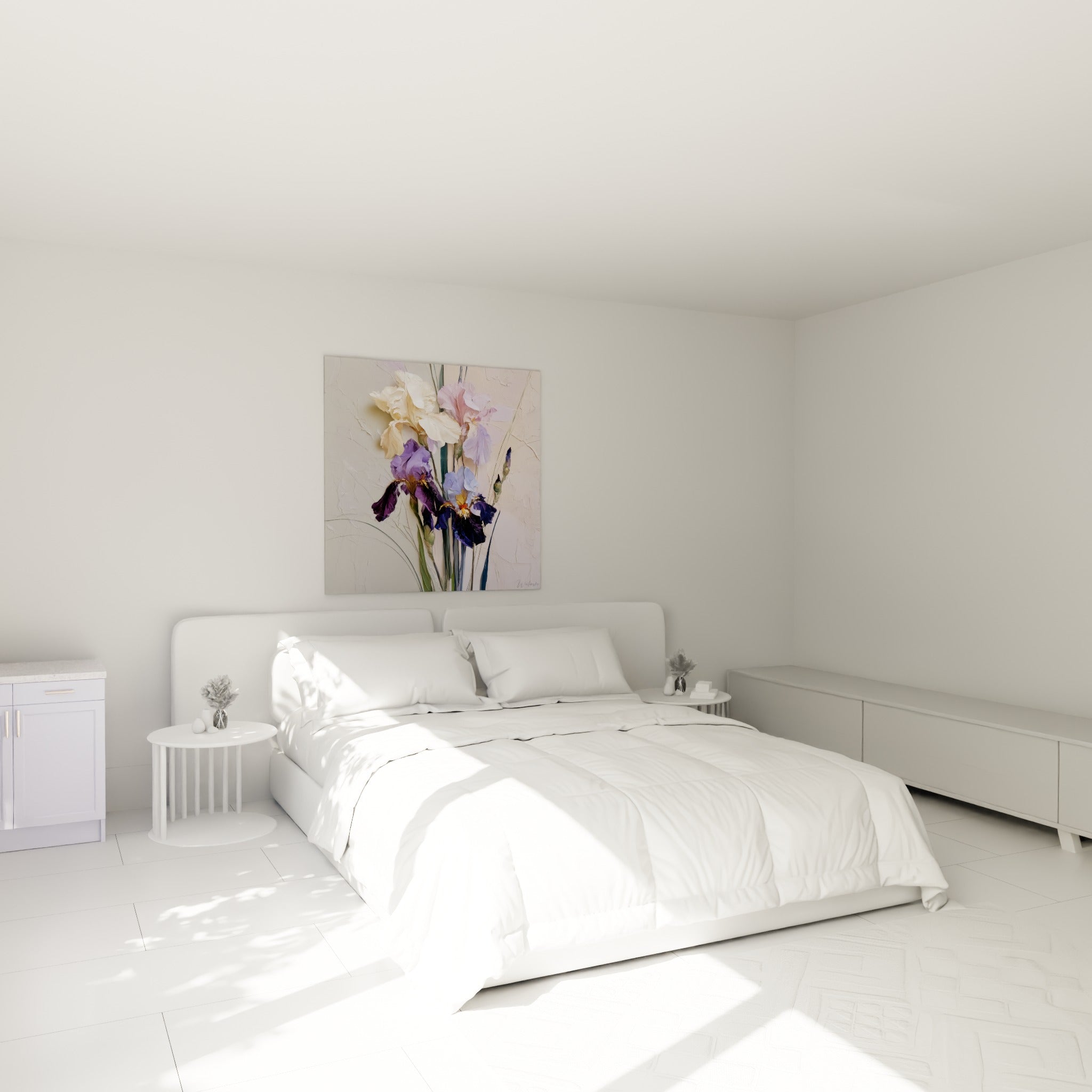 Bouquet d'iris violet et pastel aux pétales froissés, accroché au-dessus d'un lit dans une chambre claire