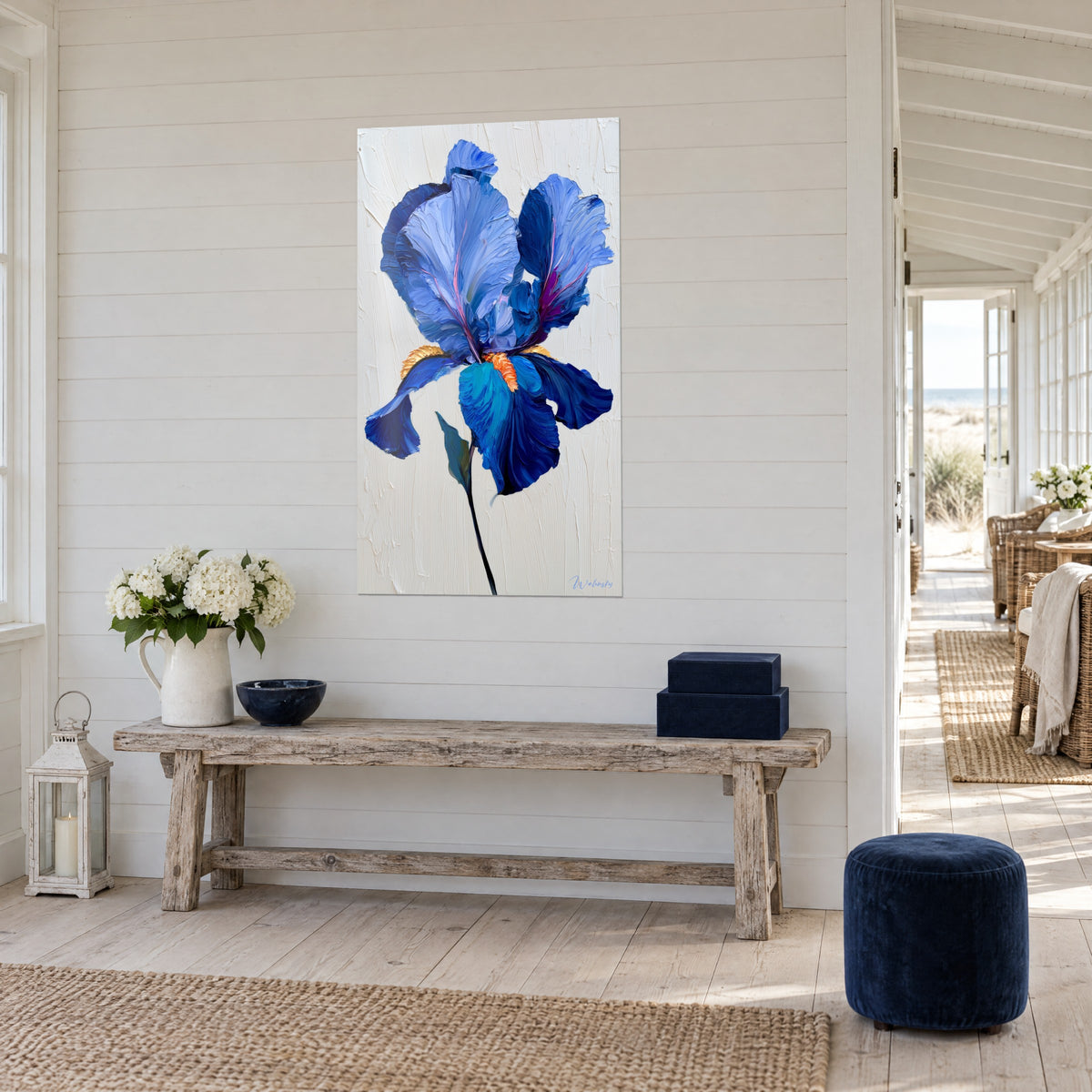 Schilderij met blauwe en witte bloem op zwarte steel, gestreepte crèmekleurige achtergrond, driekwart zicht naast een houten console