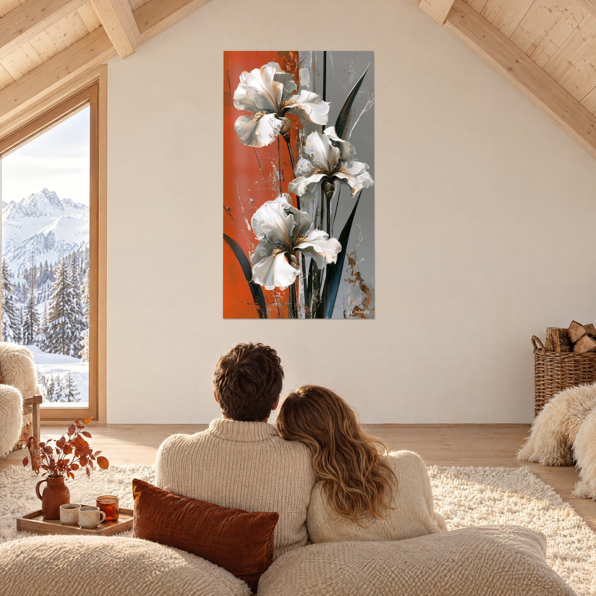 Quadro tre iris bianchi con riflessi dorati, lunghe foglie blu notte su ruggine e grigio, coppia di spalle sotto la struttura a capriate di uno chalet