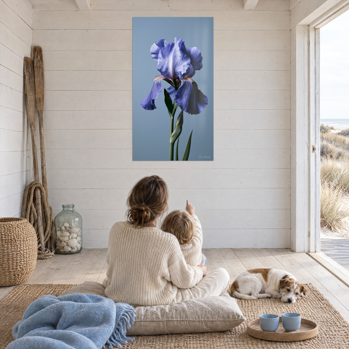 Schilderij irискroon in blauwviolet en groene knop, grijsblauwe achtergrond, in een open witte kamer met uitzicht op de duinen