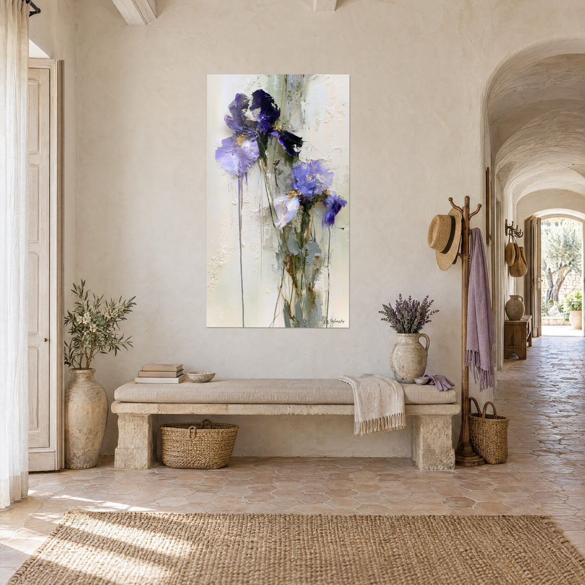 Quadro fiori di iris blu periwinkle e indaco con colature verticali, fondo crema materico, visto di tre quarti in un casale