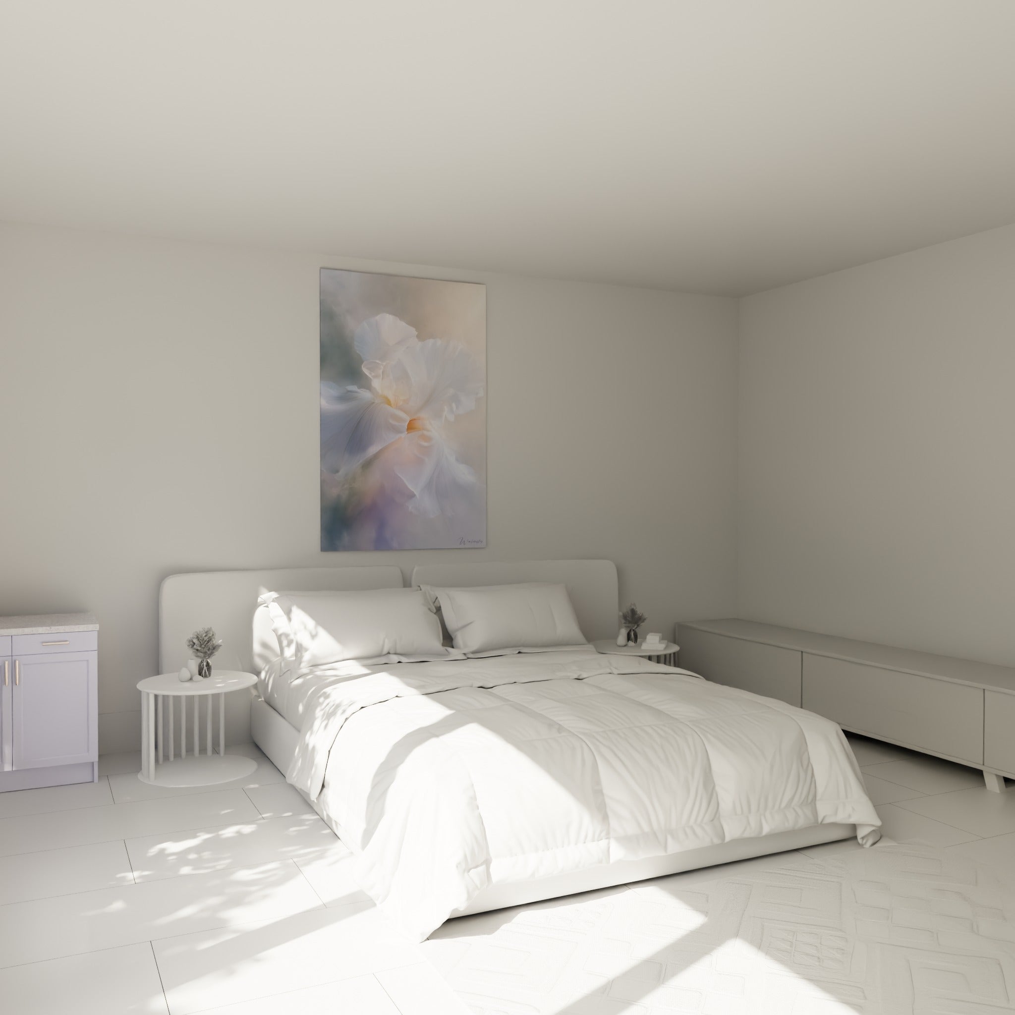 Fleur d'iris blanc traversée de lumière dorée, accrochée au-dessus d'un lit dans une chambre claire