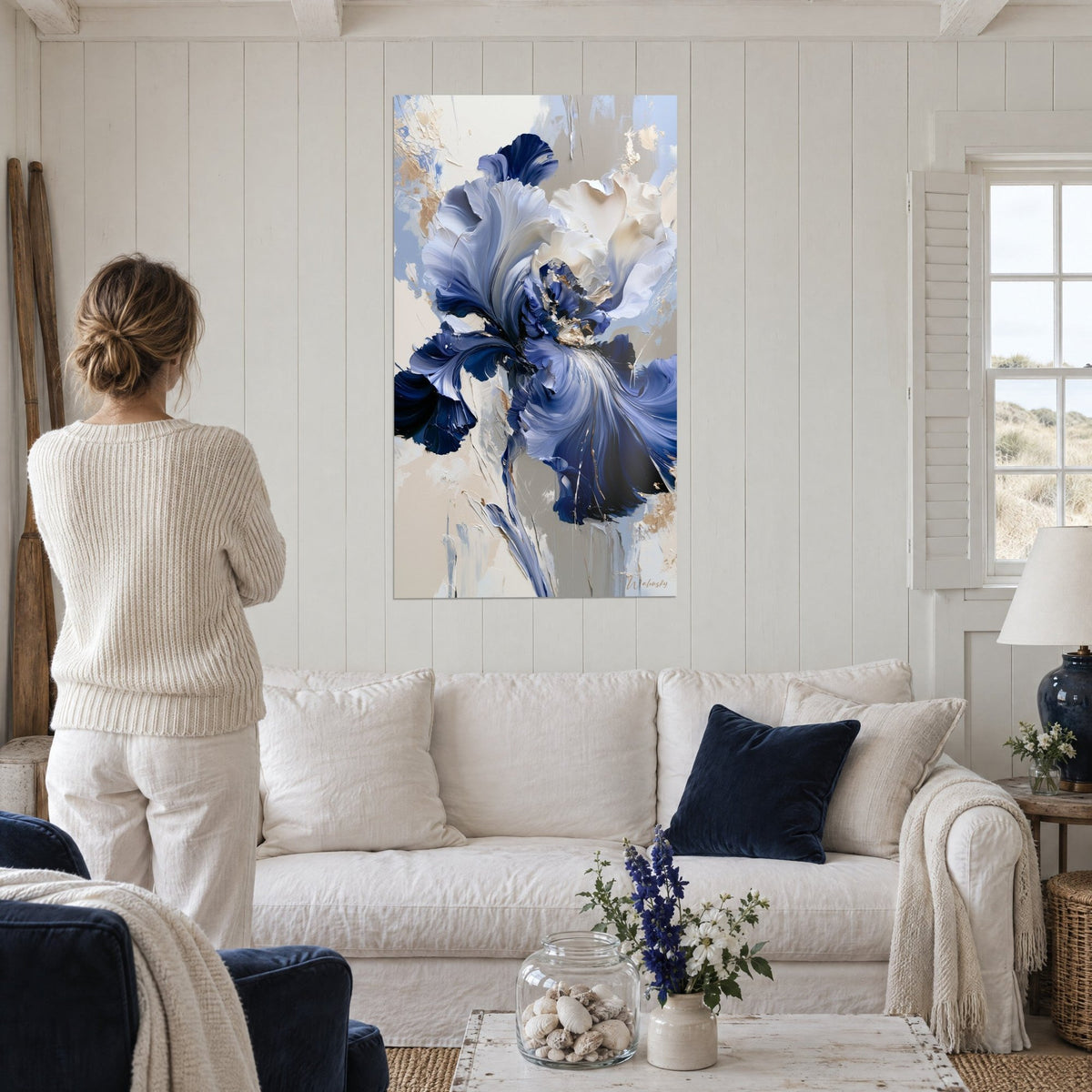 Gemälde Riesige Iris mit marineblauen und cremeweißen Blütenblättern in dicken, gespachtelten Spiralen, über einem Sofa in einem hellen Wohnzimmer