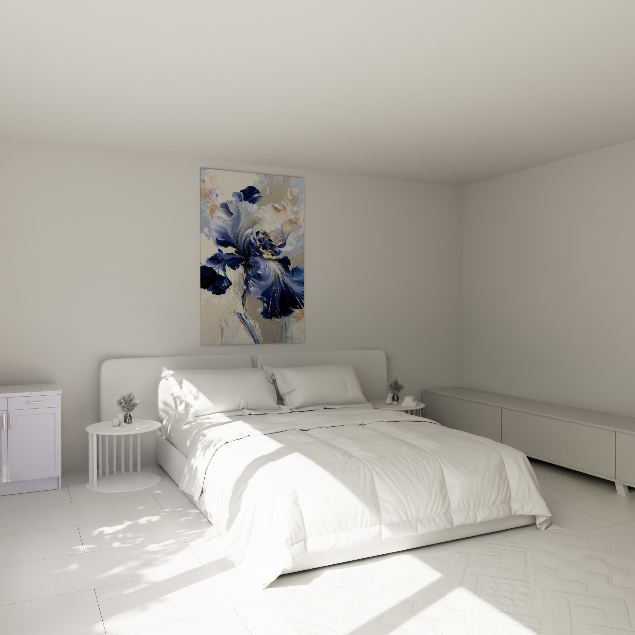 Fleur d'iris bleu marine et blanche aux reflets dorés, accrochée au-dessus d'un lit dans une chambre claire