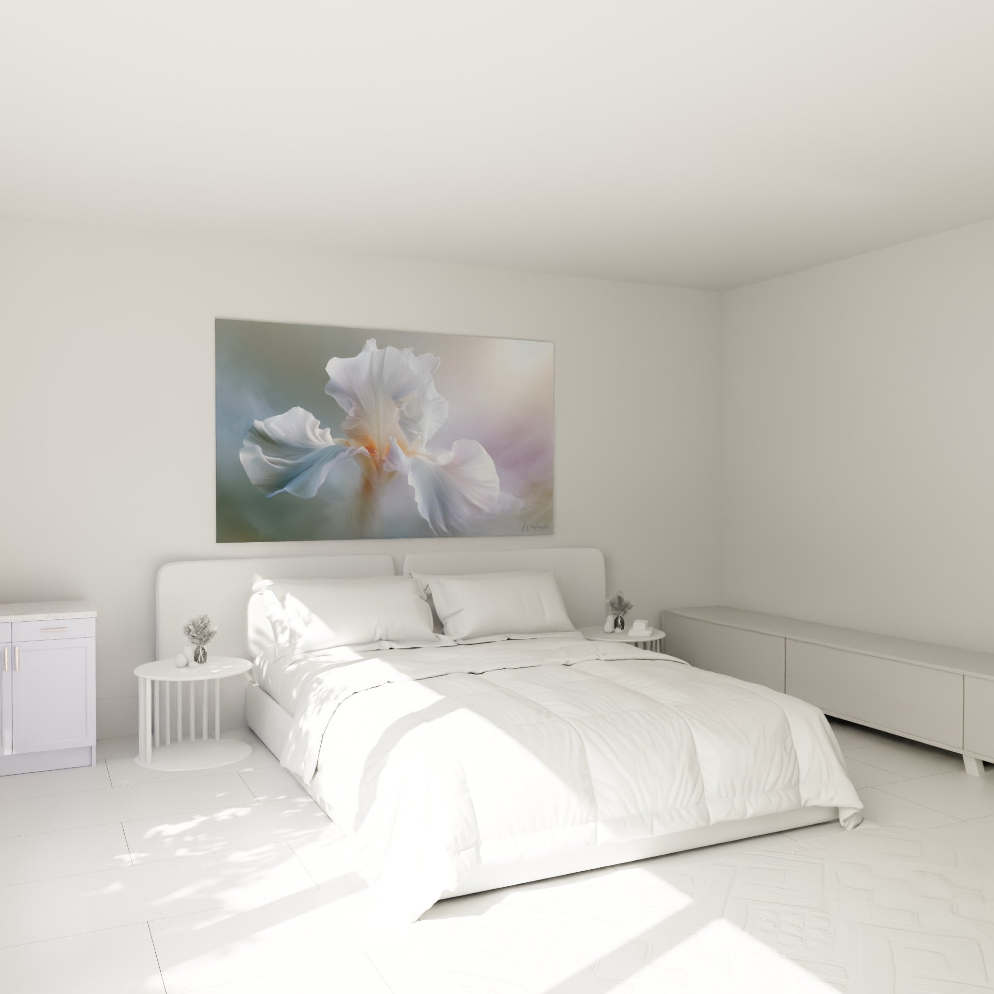 Fleur d'iris blanche et orangée déployée, au-dessus d'un lit dans une chambre claire