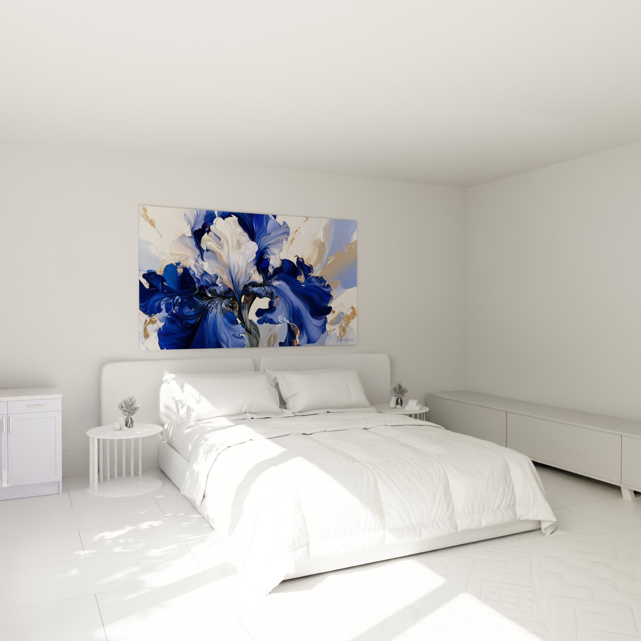 Fleur d'iris bleu marine et crème aux reflets dorés, au-dessus d'un lit dans une chambre claire