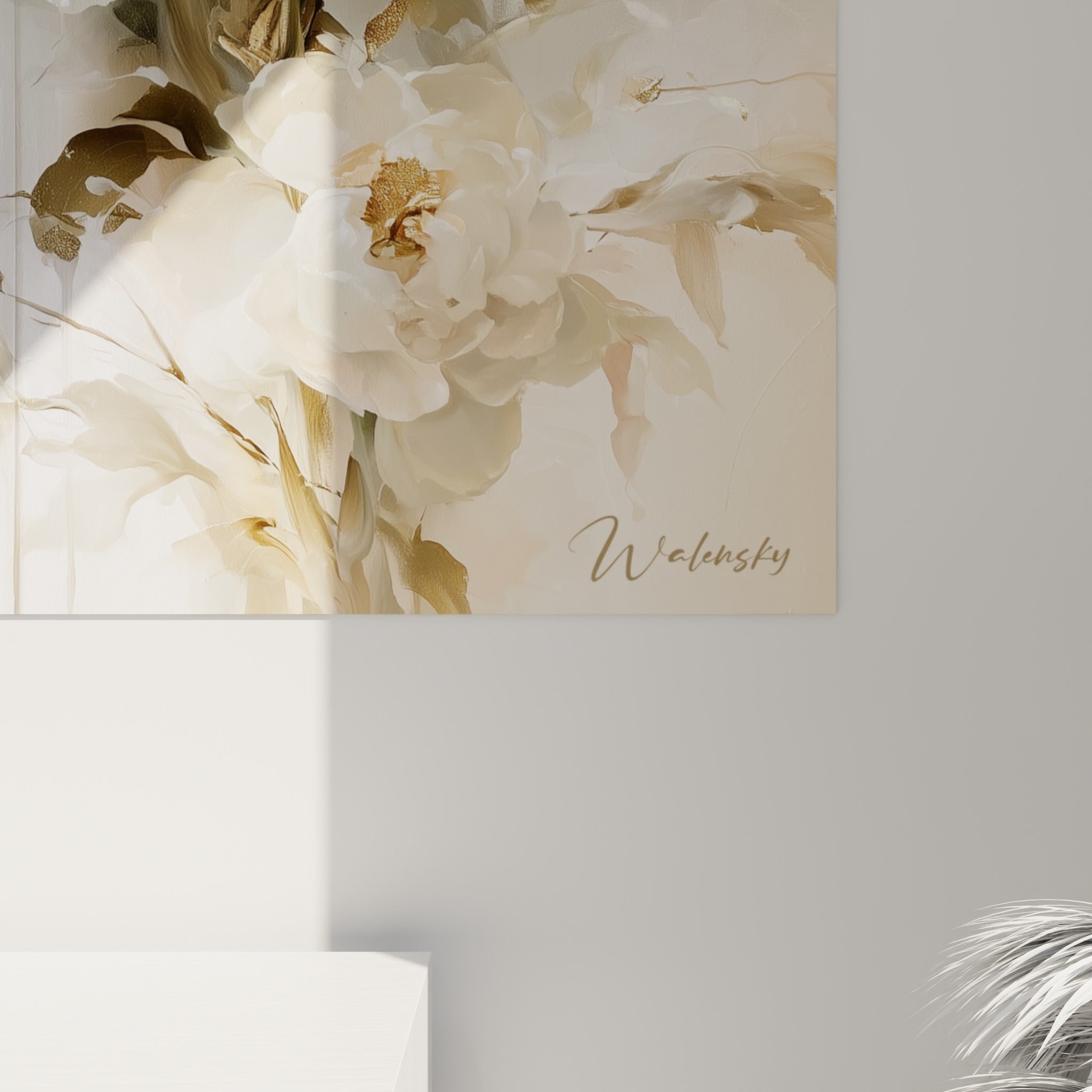 Pétales d'iris blanc crème et branches dorées, matière picturale et coulures visibles de près
