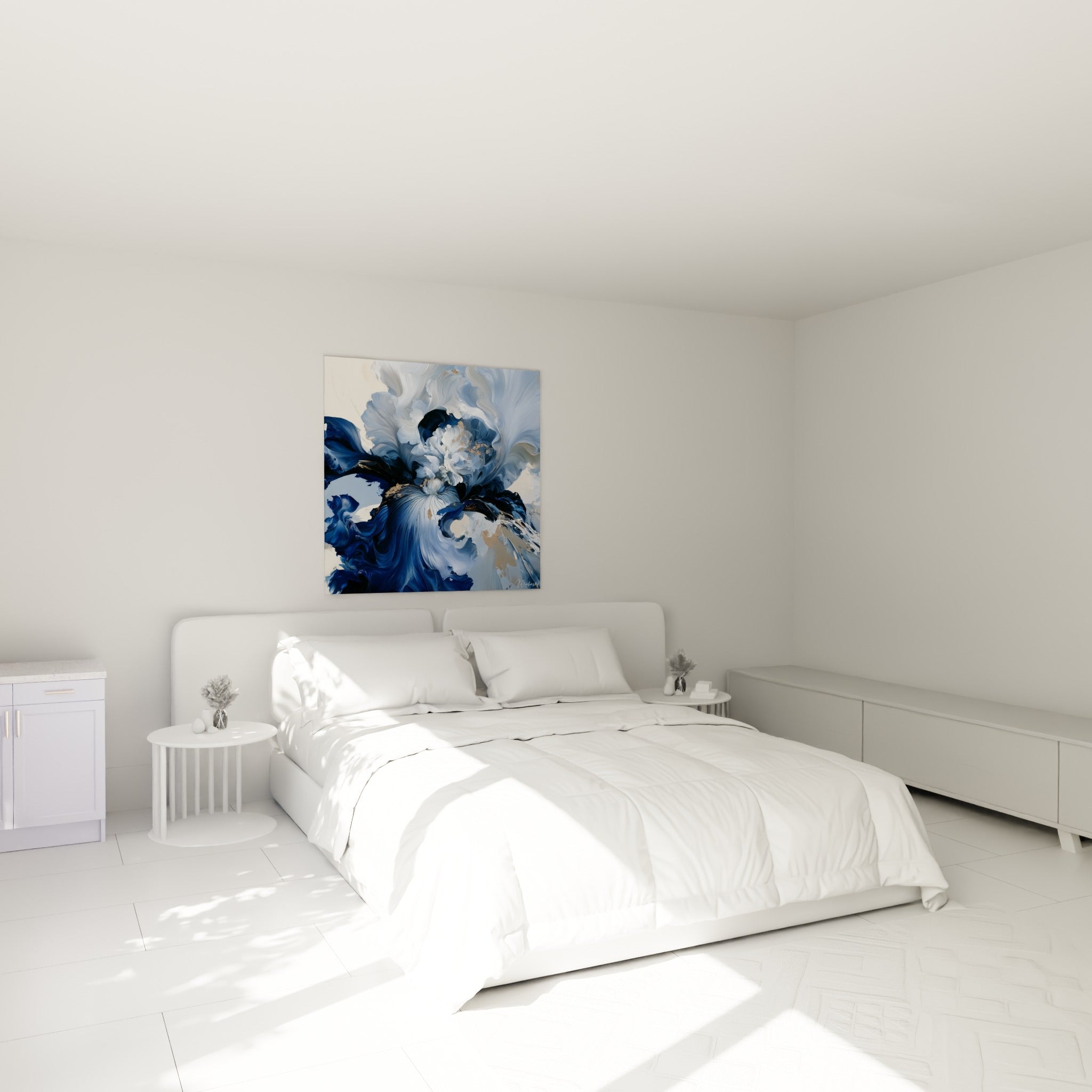 Iris bleu marine et doré aux volutes amples, accroché au-dessus d'un lit dans une chambre claire