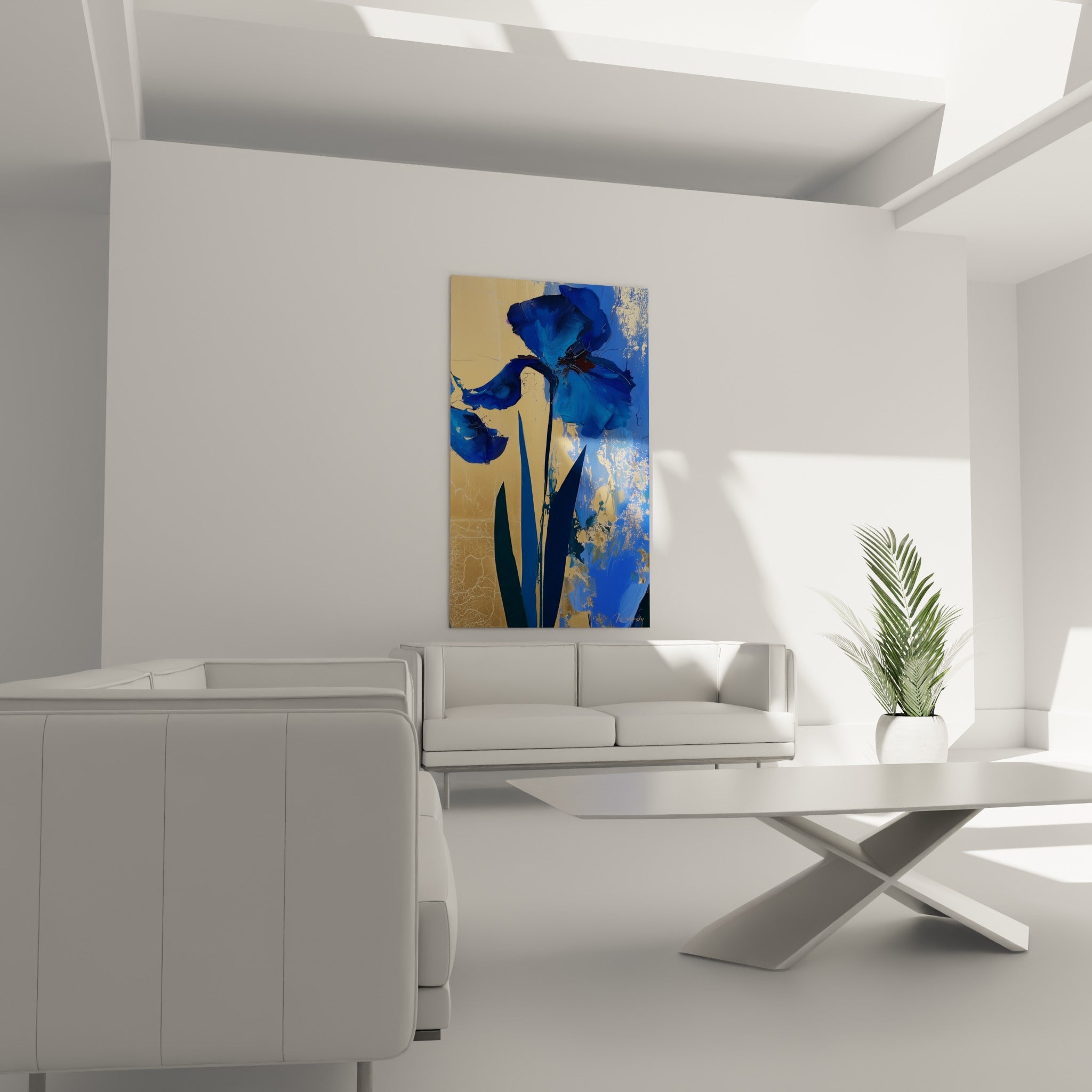 Pétales bleu électrique et fond doré d'un iris peint au-dessus d'un canapé dans un salon lumineux