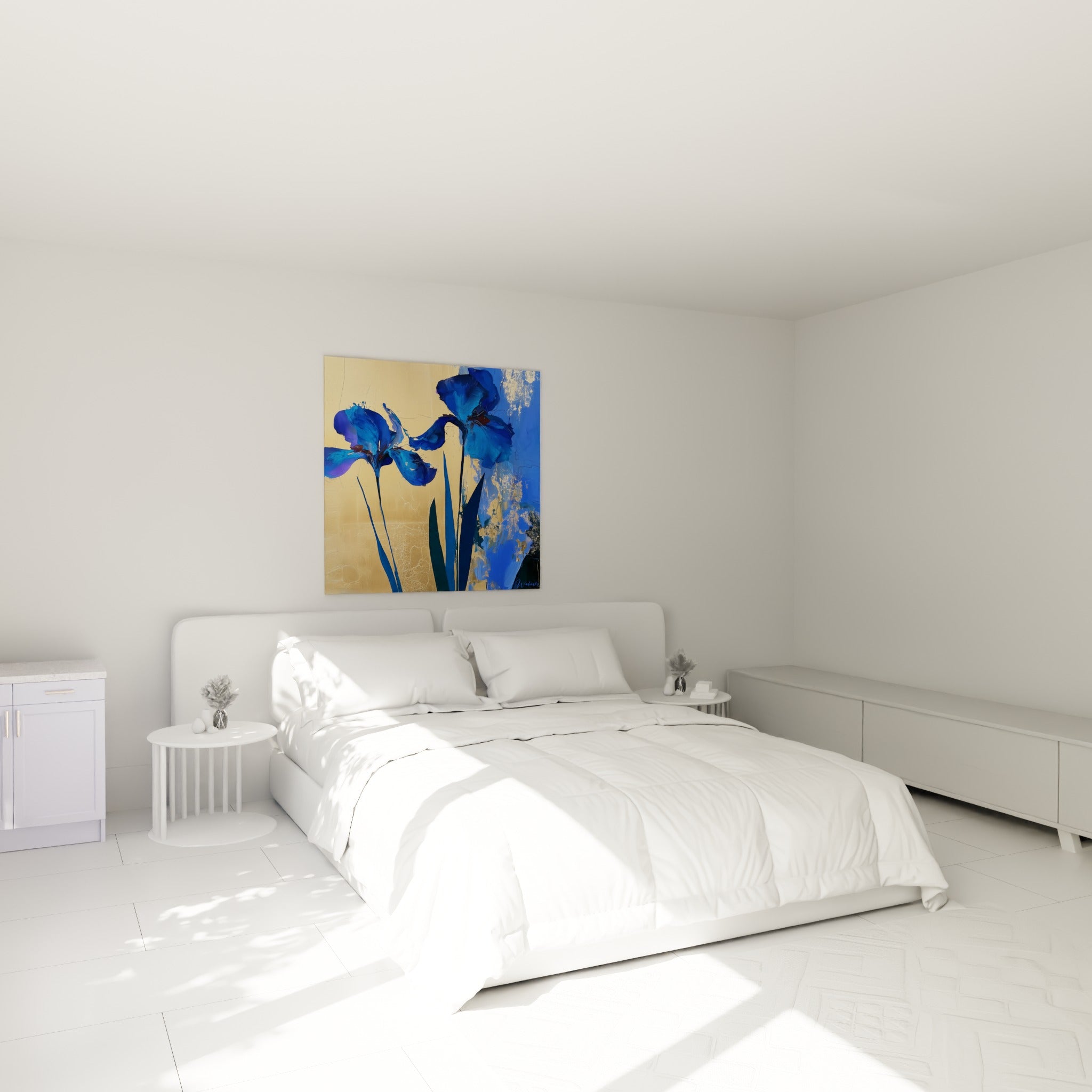 Fleurs d'iris bleu profond et doré peintes en touches épaisses, au-dessus d'un lit dans une chambre claire