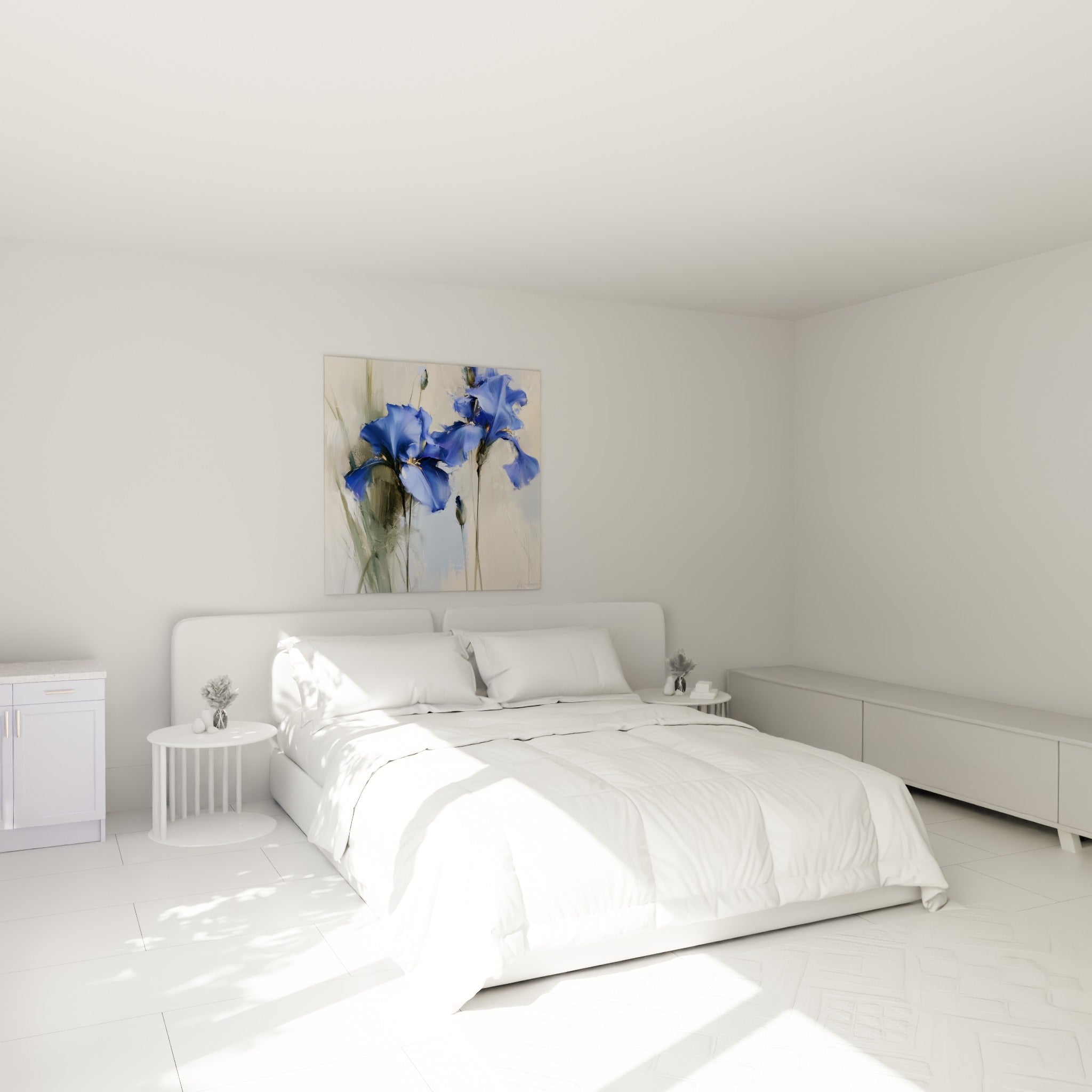 Deux fleurs d'iris bleu et doré au-dessus d'un lit dans une chambre claire