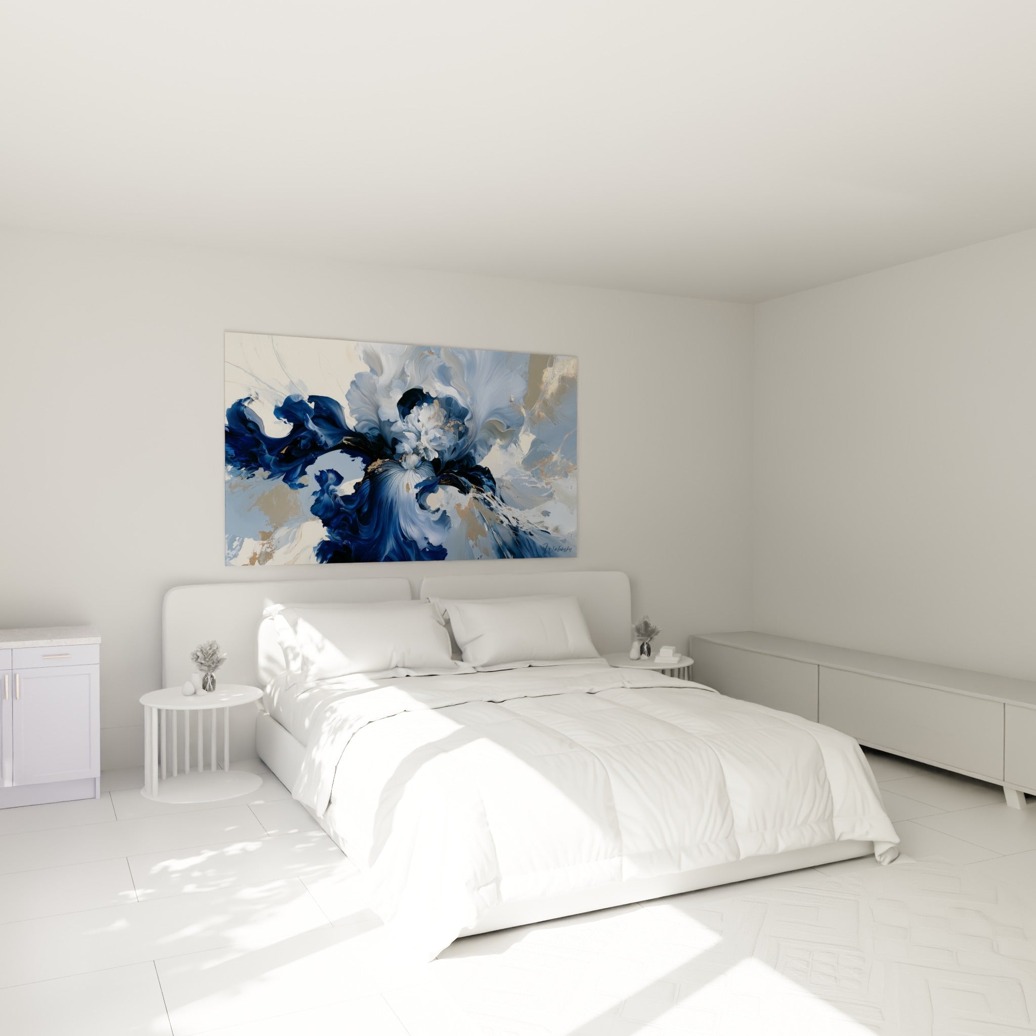 Fleur d'iris bleu marine et dorée déployée en volutes, au-dessus d'un lit dans une chambre claire