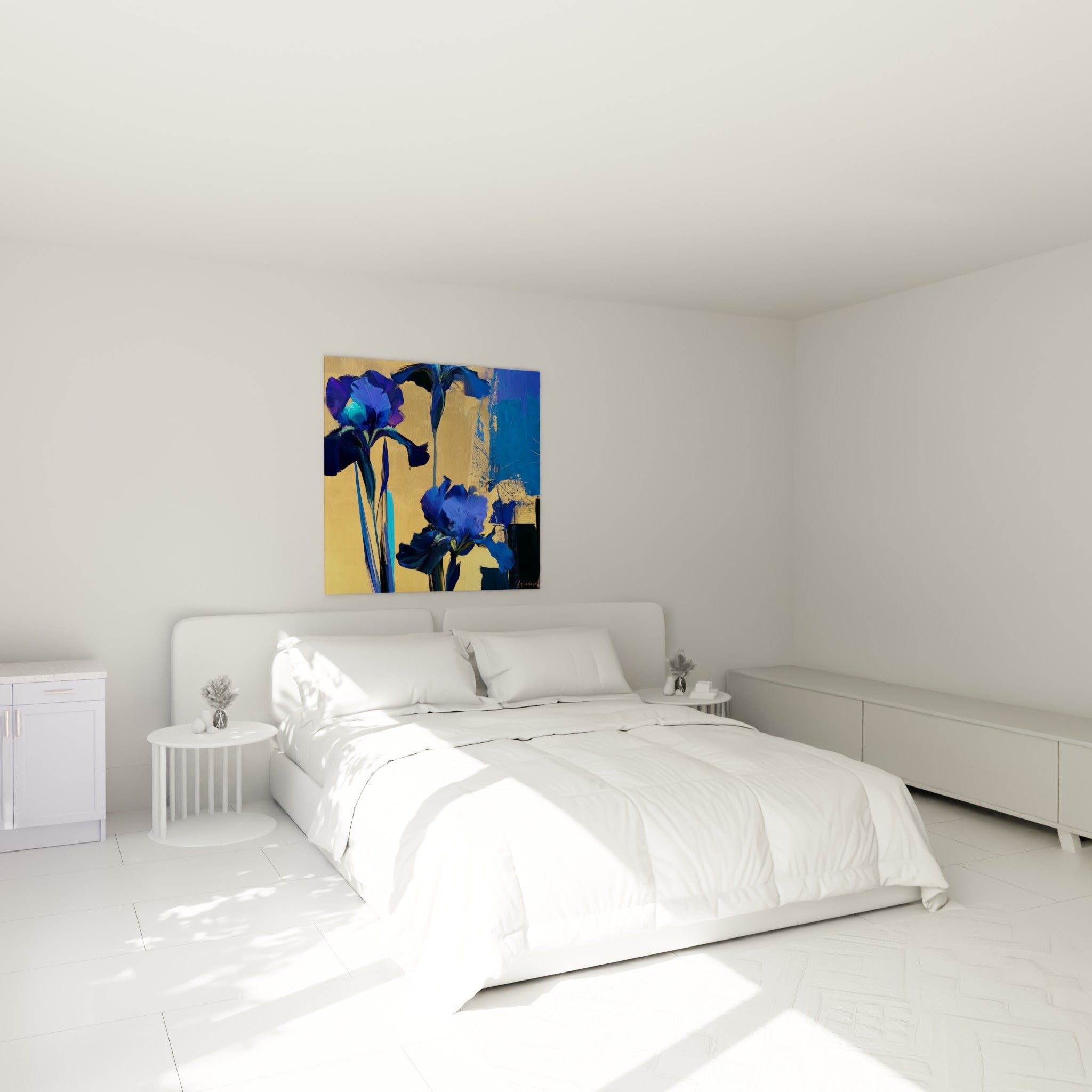 Iris bleu profond sur fond ocre accroché au-dessus d'un lit dans une chambre claire