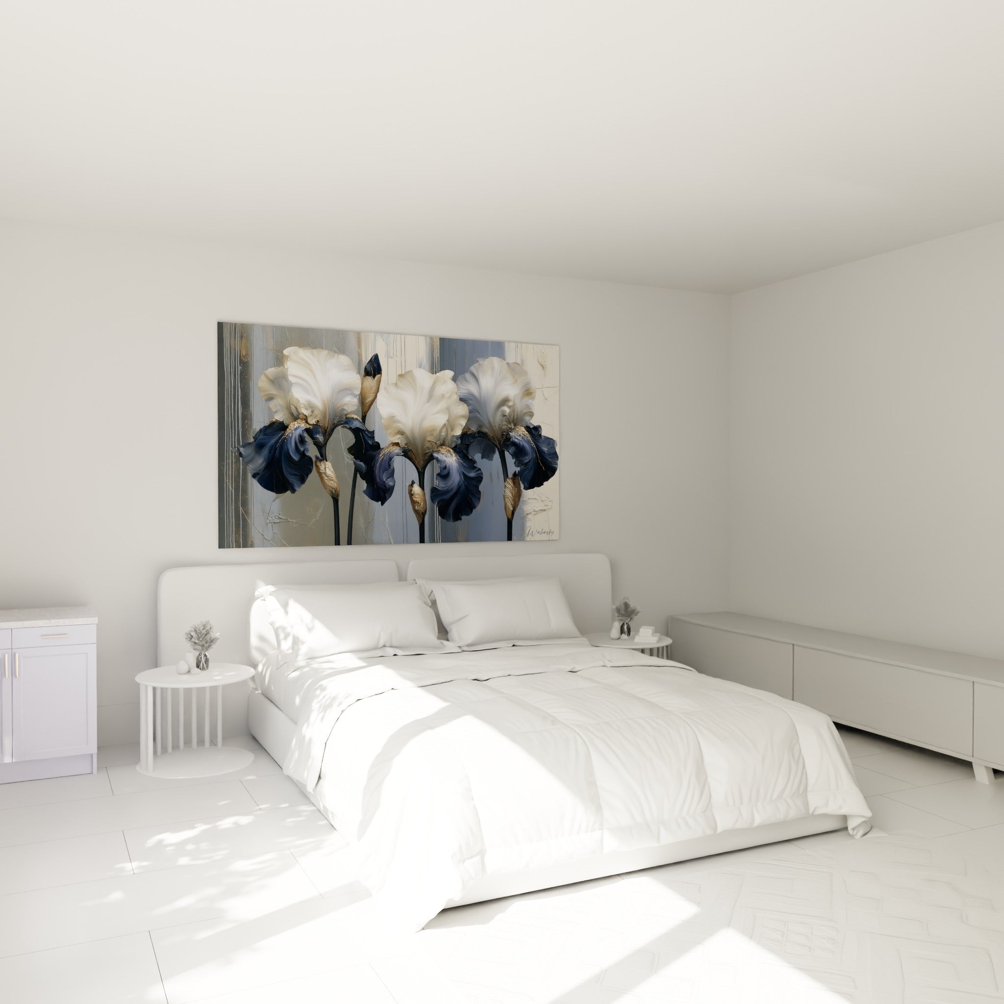 Trois fleurs d'iris blanches et bleu marine, dorées à leur base, au-dessus d'un lit dans une chambre claire