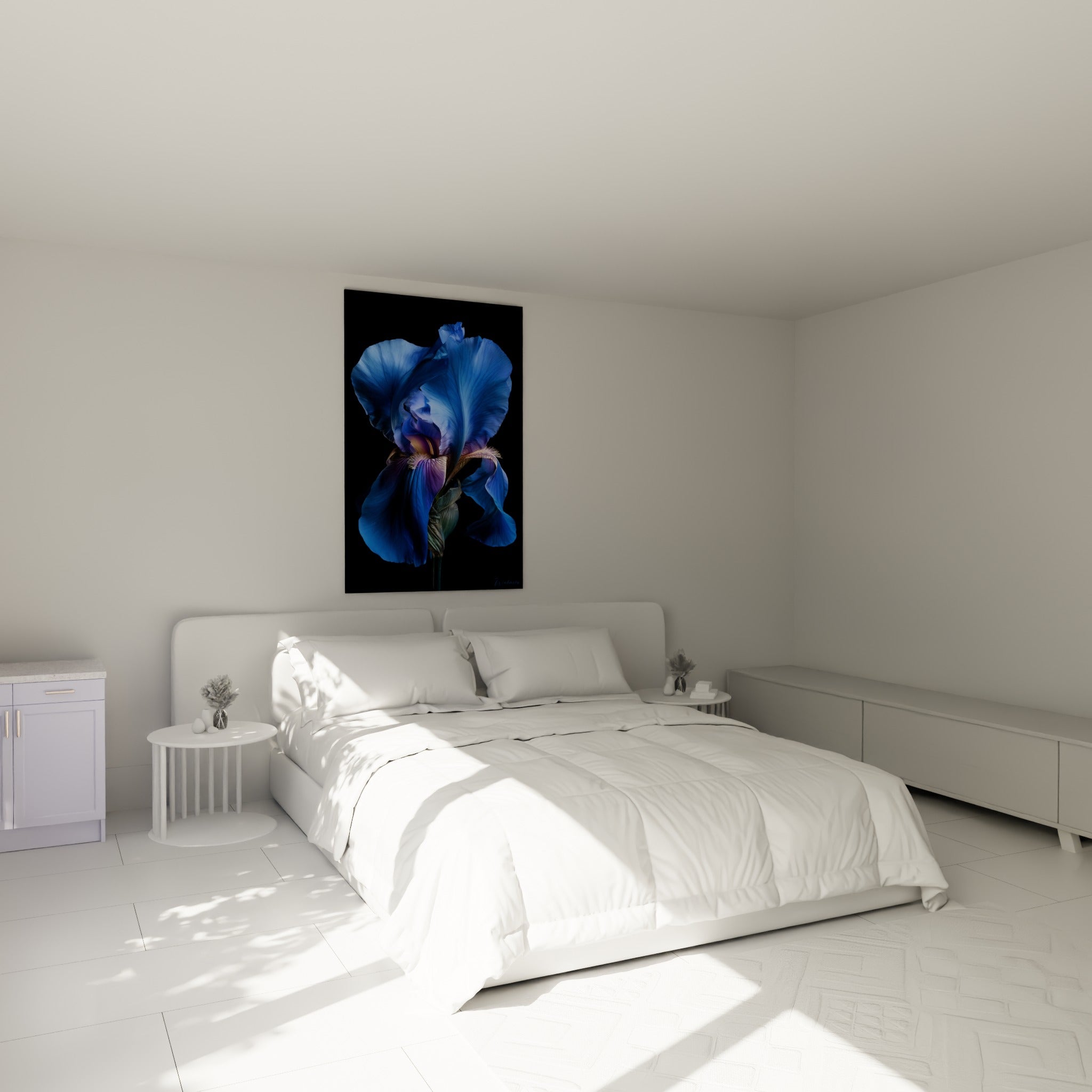 Pétales d'Iris bleu vif et doré déployés au-dessus d'un lit dans une chambre claire