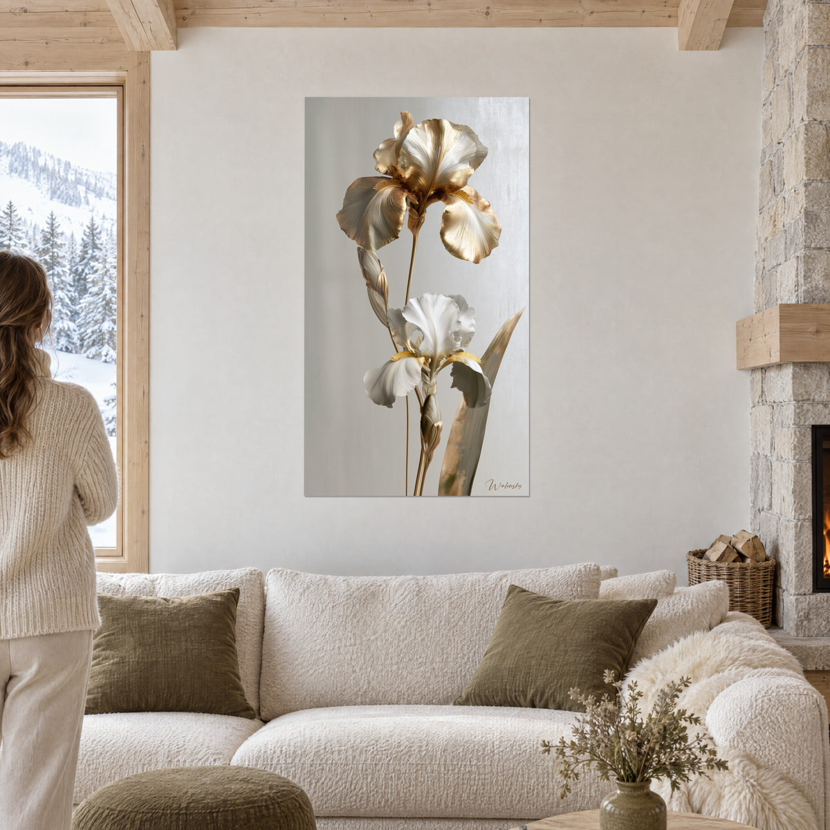 Gemälde mit goldener und weißer Iris, perlmuttfarbenen Blütenblättern, perlgrauem Hintergrund, Frau von hinten, über einem Sofa in einem hellen Wohnzimmer