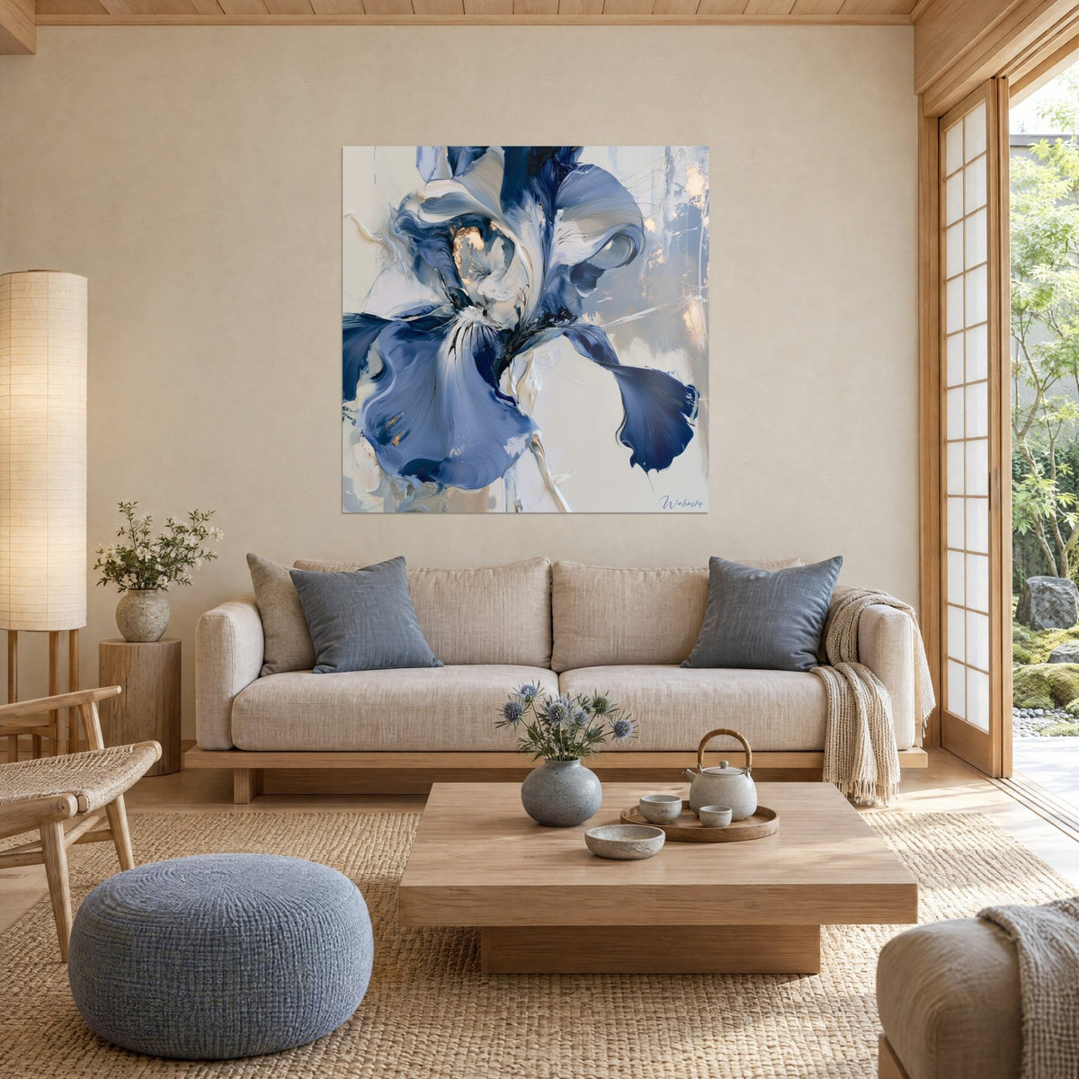 Quadro iris blu navy con petali avorio e tocchi dorati, matericità spessa, sopra un divano in un soggiorno luminoso