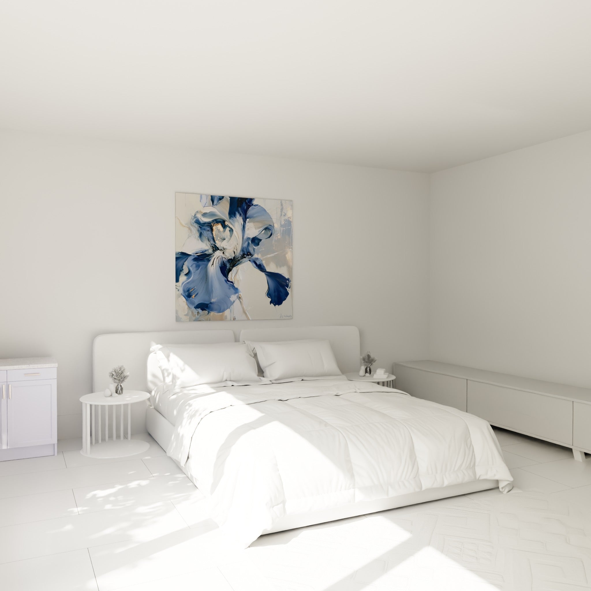 Fleur d'iris bleu marine et blanc cassé aux reflets dorés, accrochée au-dessus d'un lit dans une chambre claire